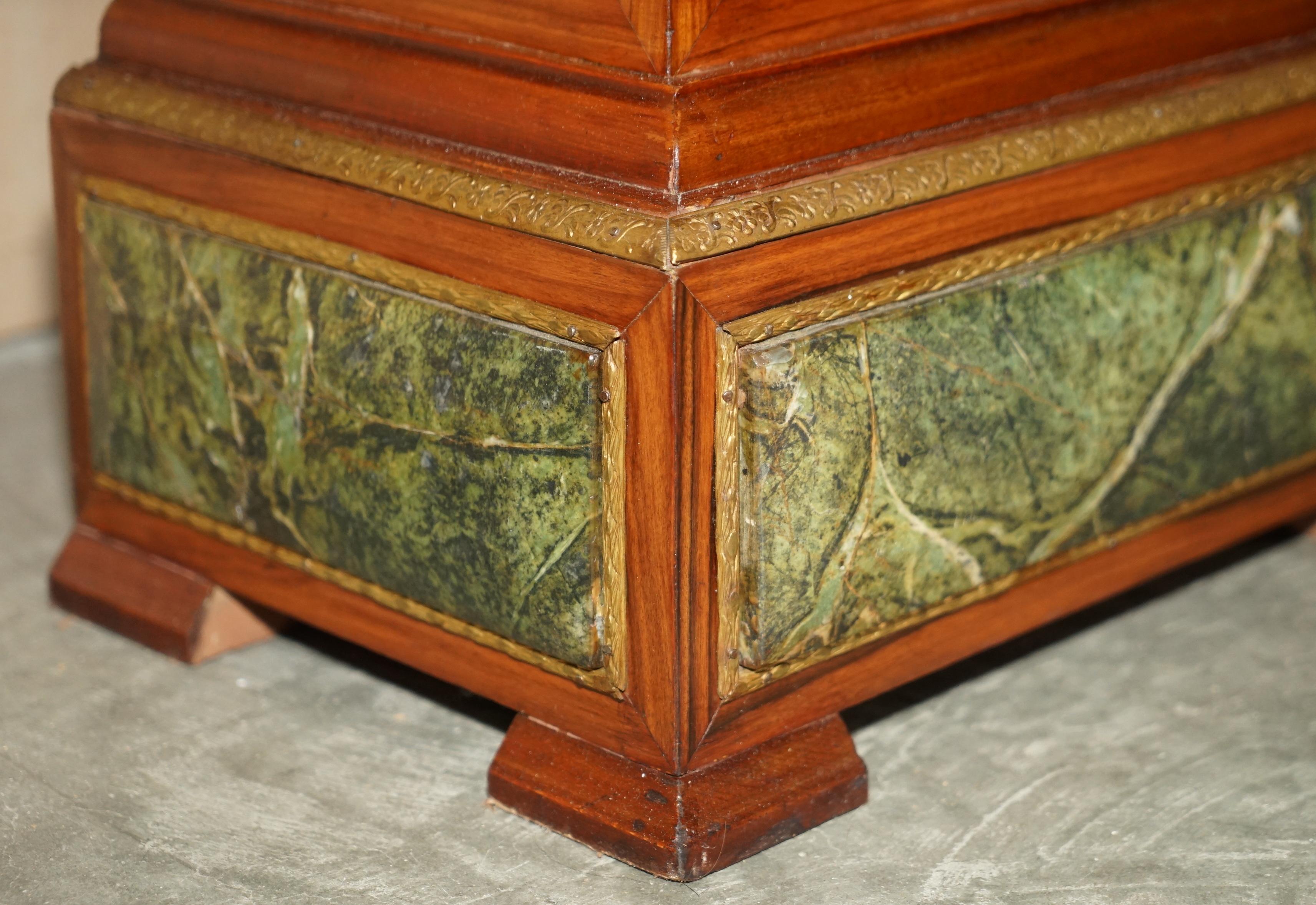 Paire de piédestaux anciens en bronze doré surmontés de noyer et de marbre vert en vente 4