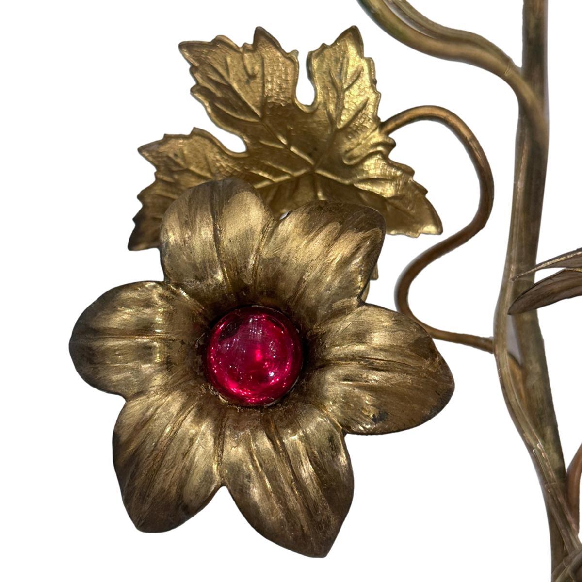 Coppia di appliques italiane dorate del 1920 circa con dettagli in vetro rosso.

Misure:
Altezza: 21