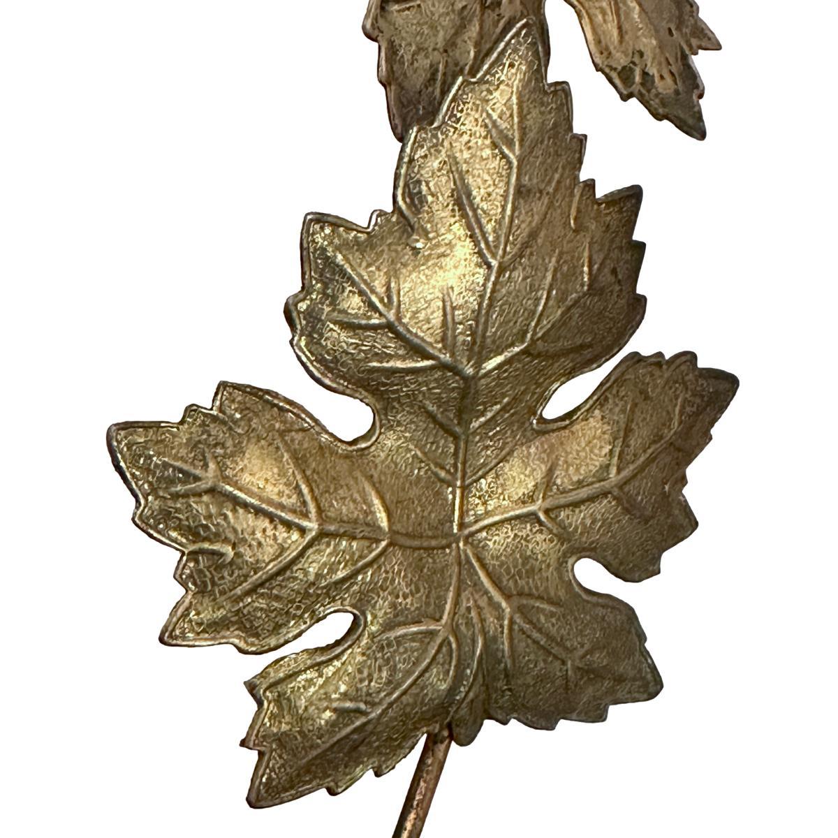 Italiano Coppia di antiche applique floreali dorate in vendita