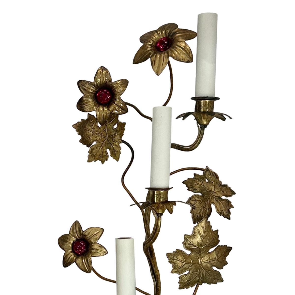 Coppia di antiche applique floreali dorate in vendita 1