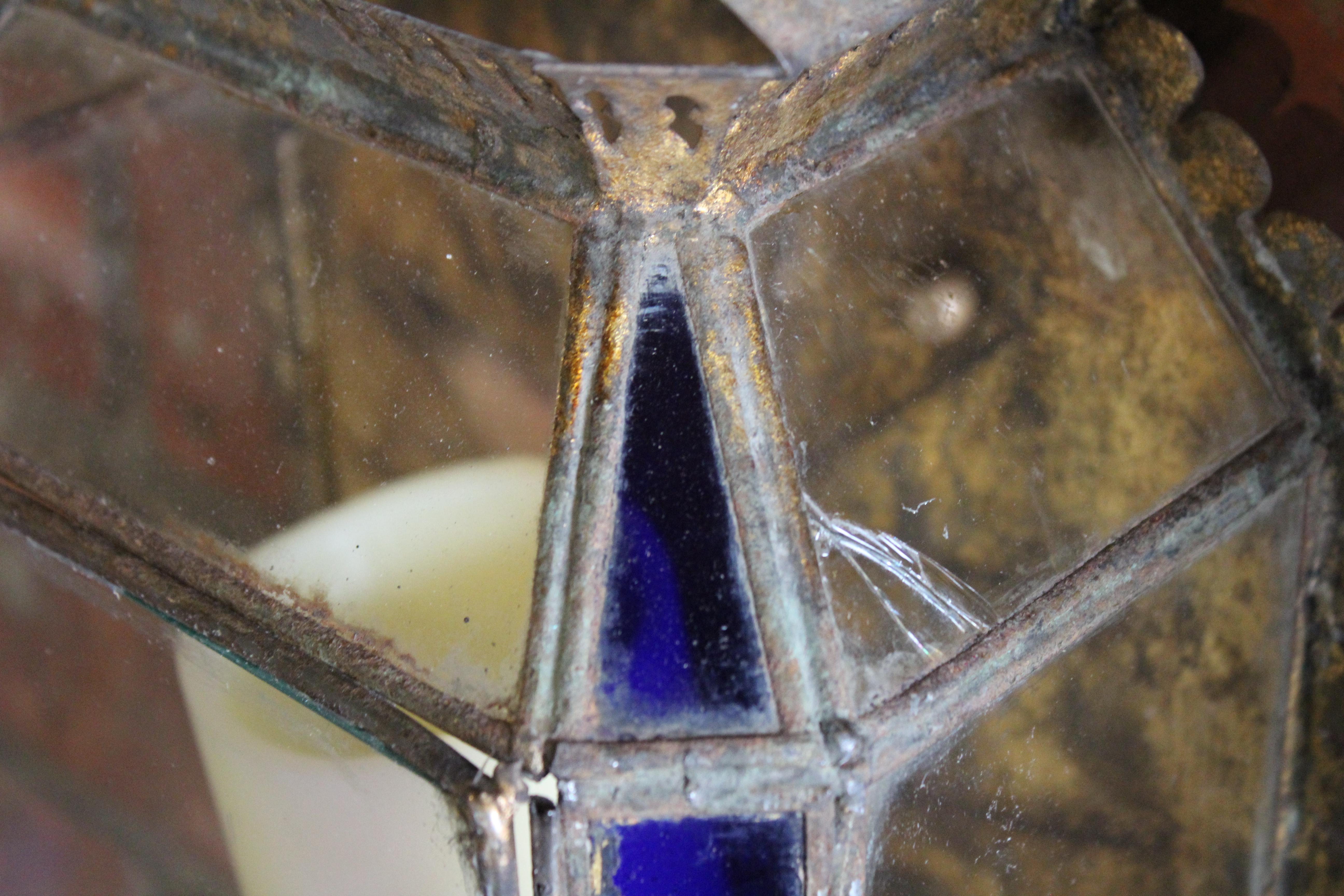 Paire d'appliques marocaines anciennes en métal doré et verre en vente 7