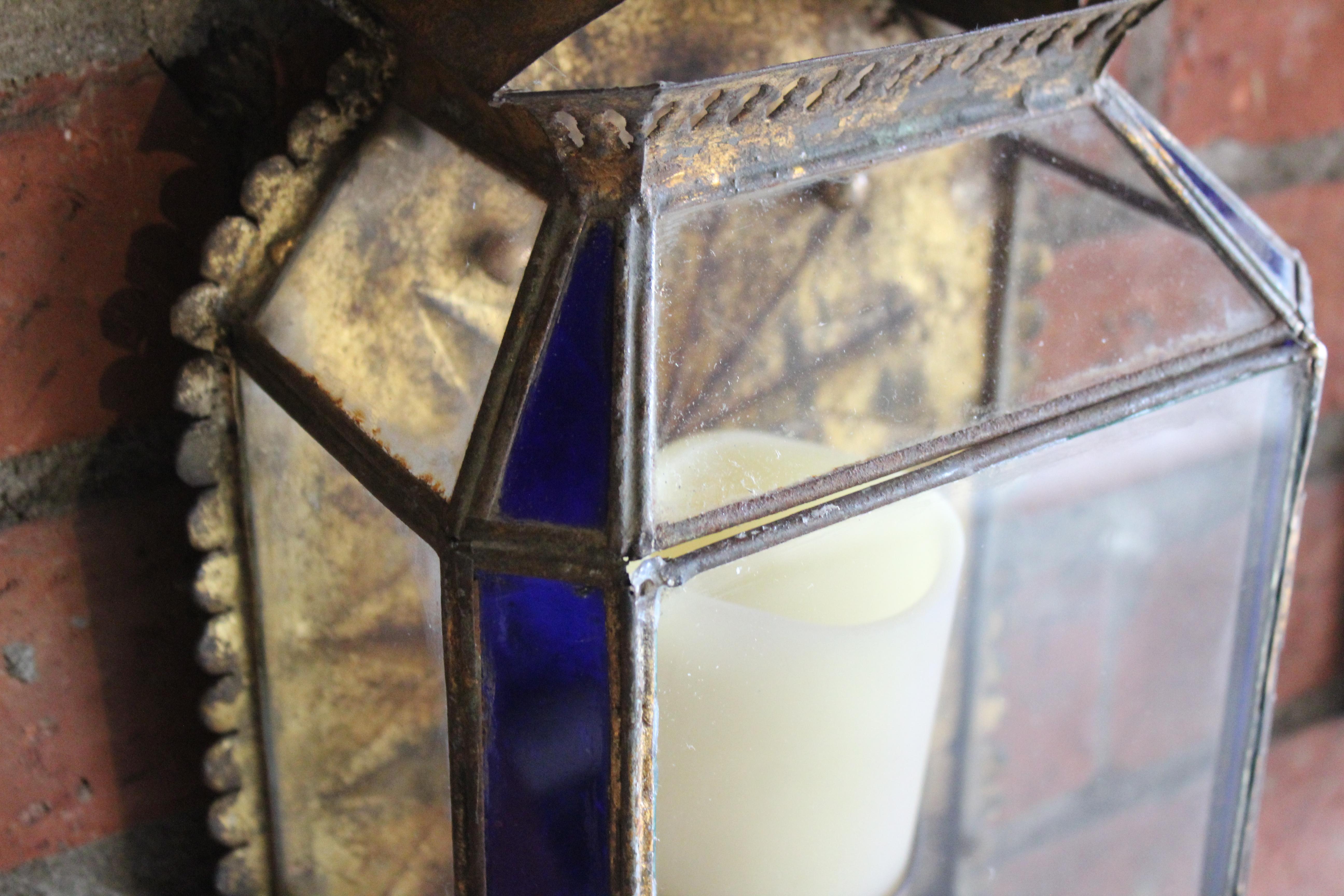 Paire d'appliques marocaines anciennes en métal doré et verre en vente 11