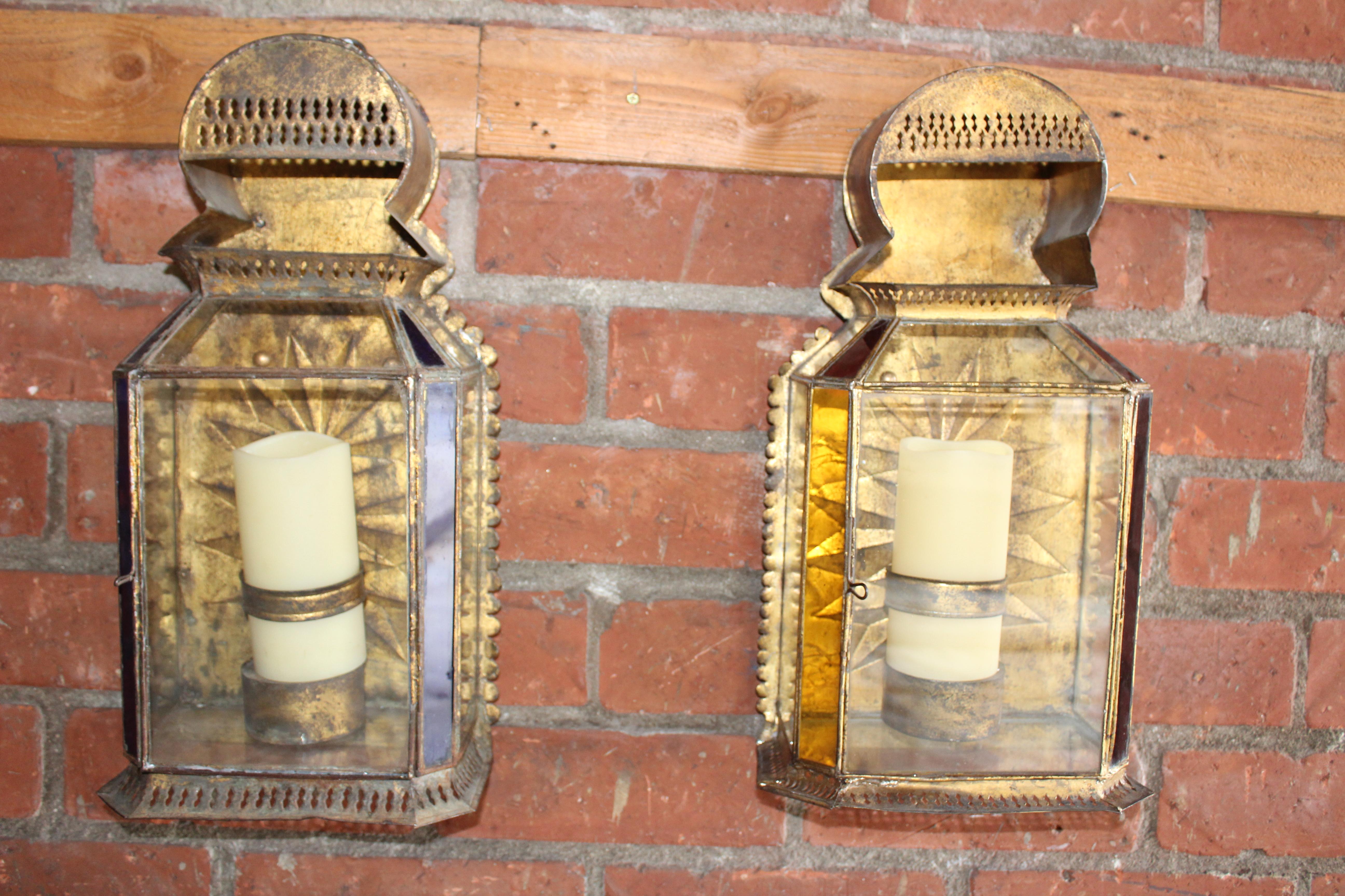 Début du 20ème siècle Paire d'appliques marocaines anciennes en métal doré et verre en vente
