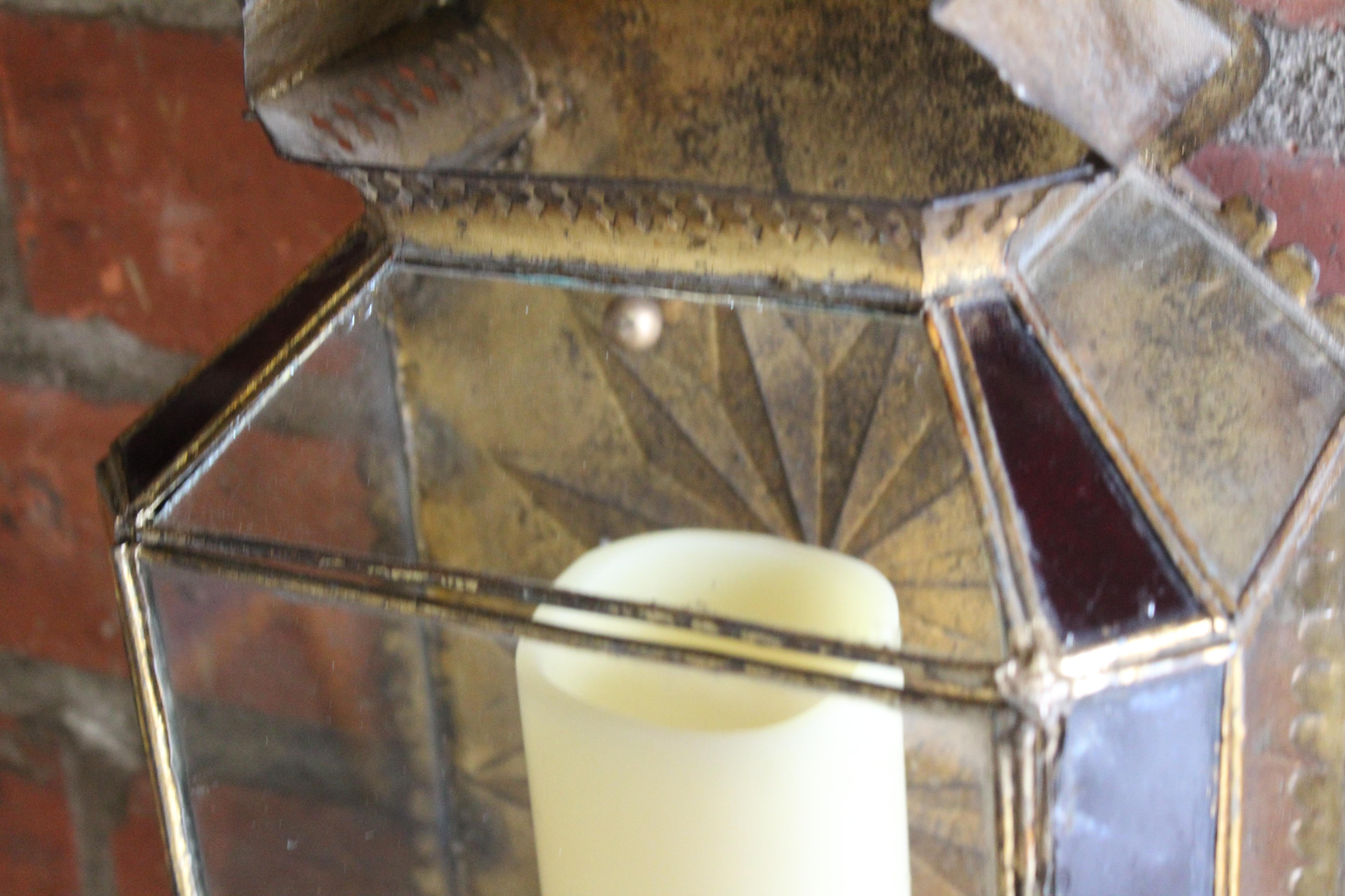 Paire d'appliques marocaines anciennes en métal doré et verre en vente 1