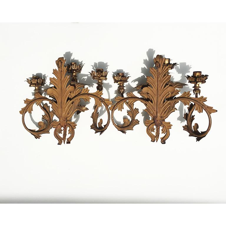 Néoclassique Paire d'appliques anciennes à 3 bras en tôle dorée avec appliques, Italie en vente