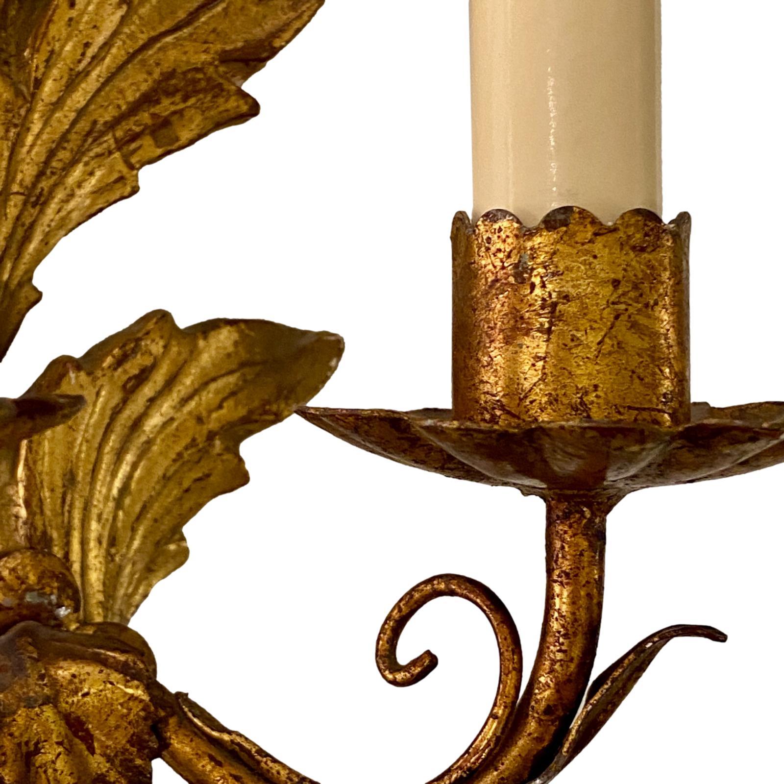 A pair of circa 1920's Italian carved and gilt wood sconces.

Measurements:
Height: 13.5