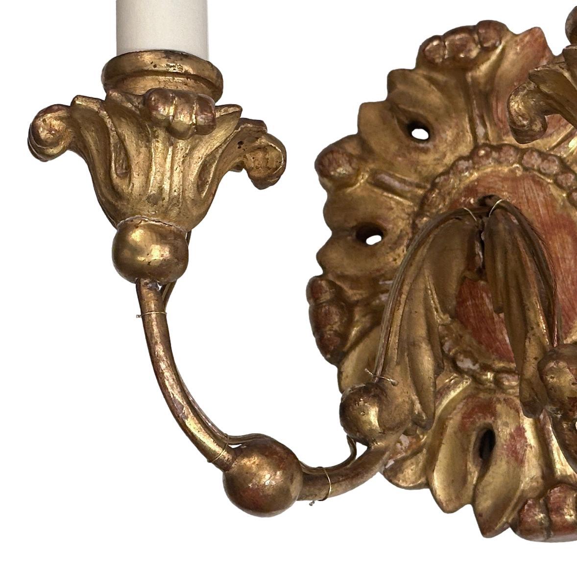 Coppia di appliques francesi in legno dorato del 1920 circa con patina originale.

Misure:
Altezza: 9