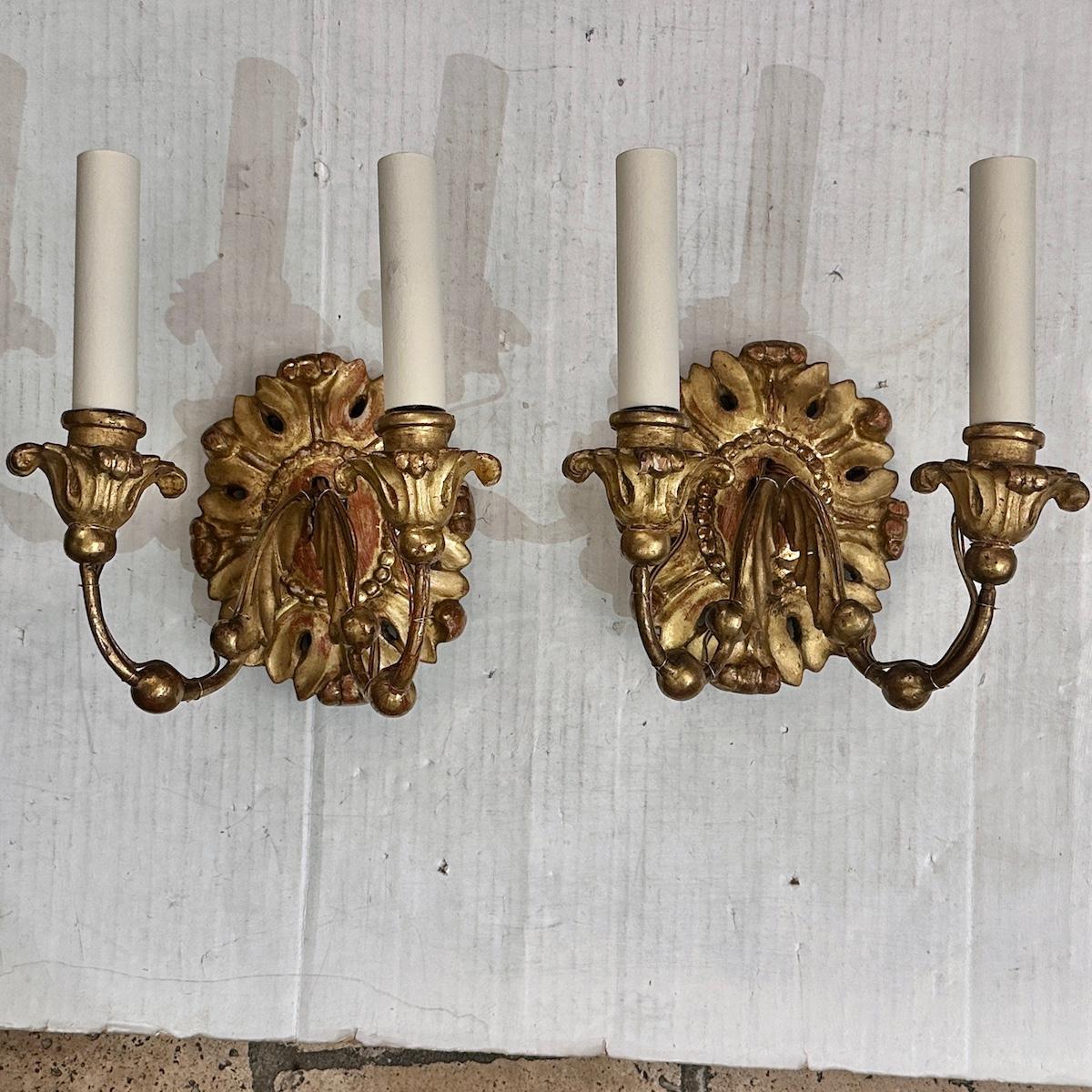 Coppia di antiche lampade in Wood dorato In condizioni buone in vendita a New York, NY