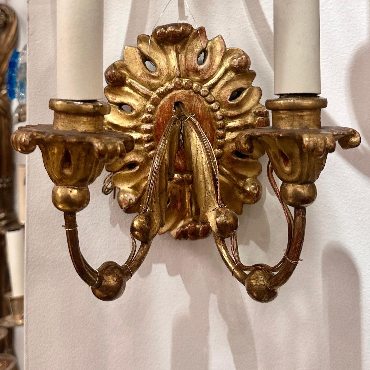 Coppia di antiche lampade in Wood dorato in vendita 1