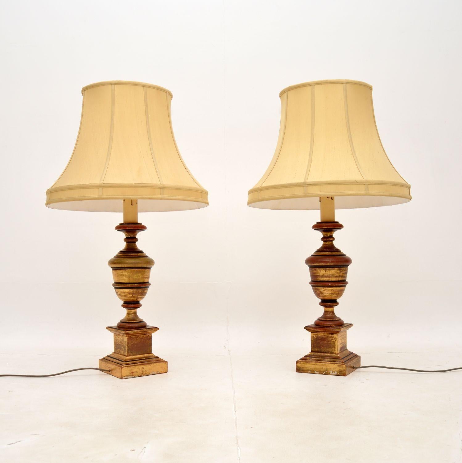 Une paire de lampes de table anciennes en bois doré absolument stupéfiante, grande et impressionnante. Fabriqués en Angleterre, ils datent des années 1930-50.

La qualité est exceptionnelle, ils sont fabriqués en bois massif magnifiquement tourné et