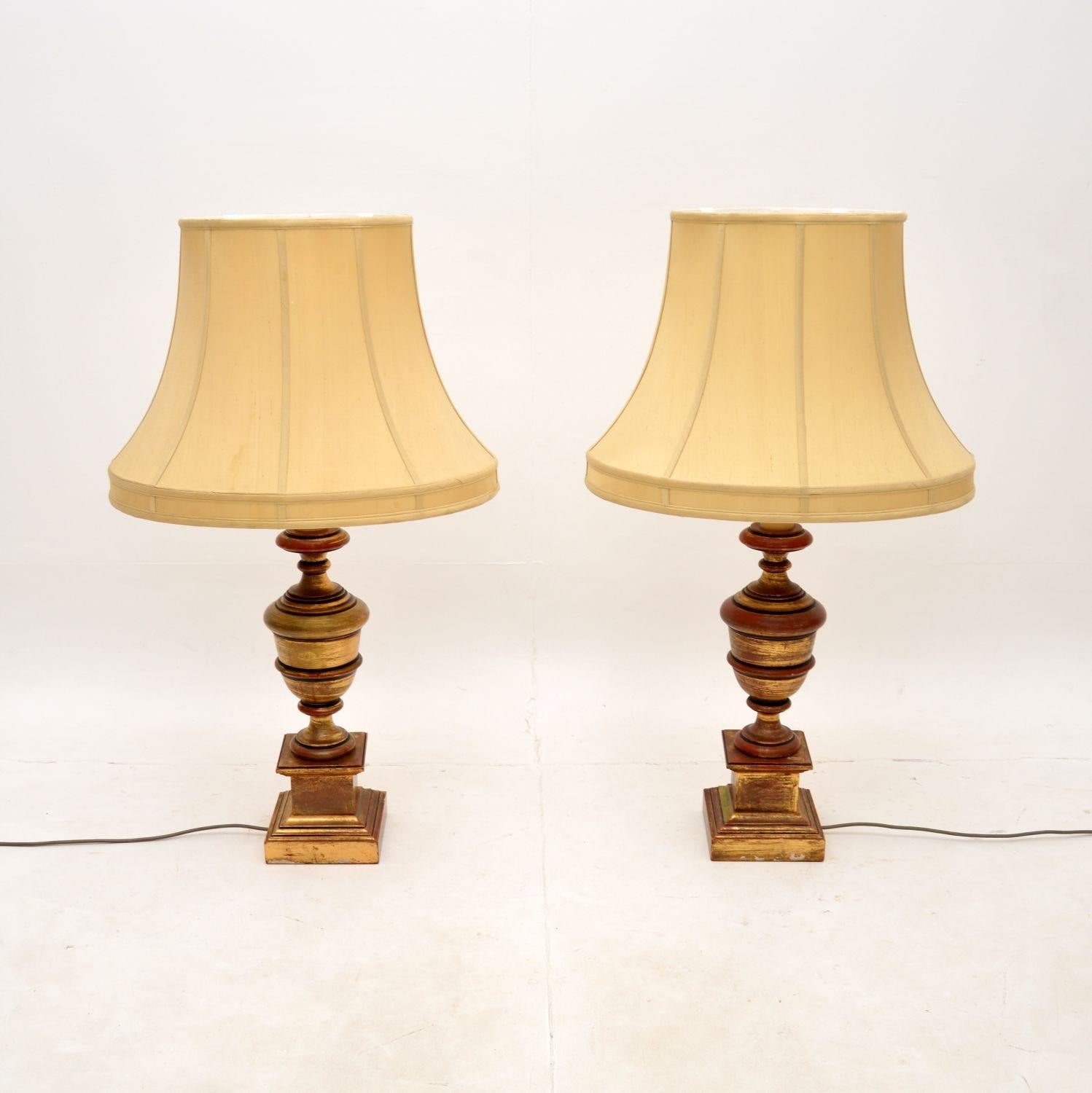 Paar antike vergoldete Wood Wood Tischlampen (Neoklassisch) im Angebot