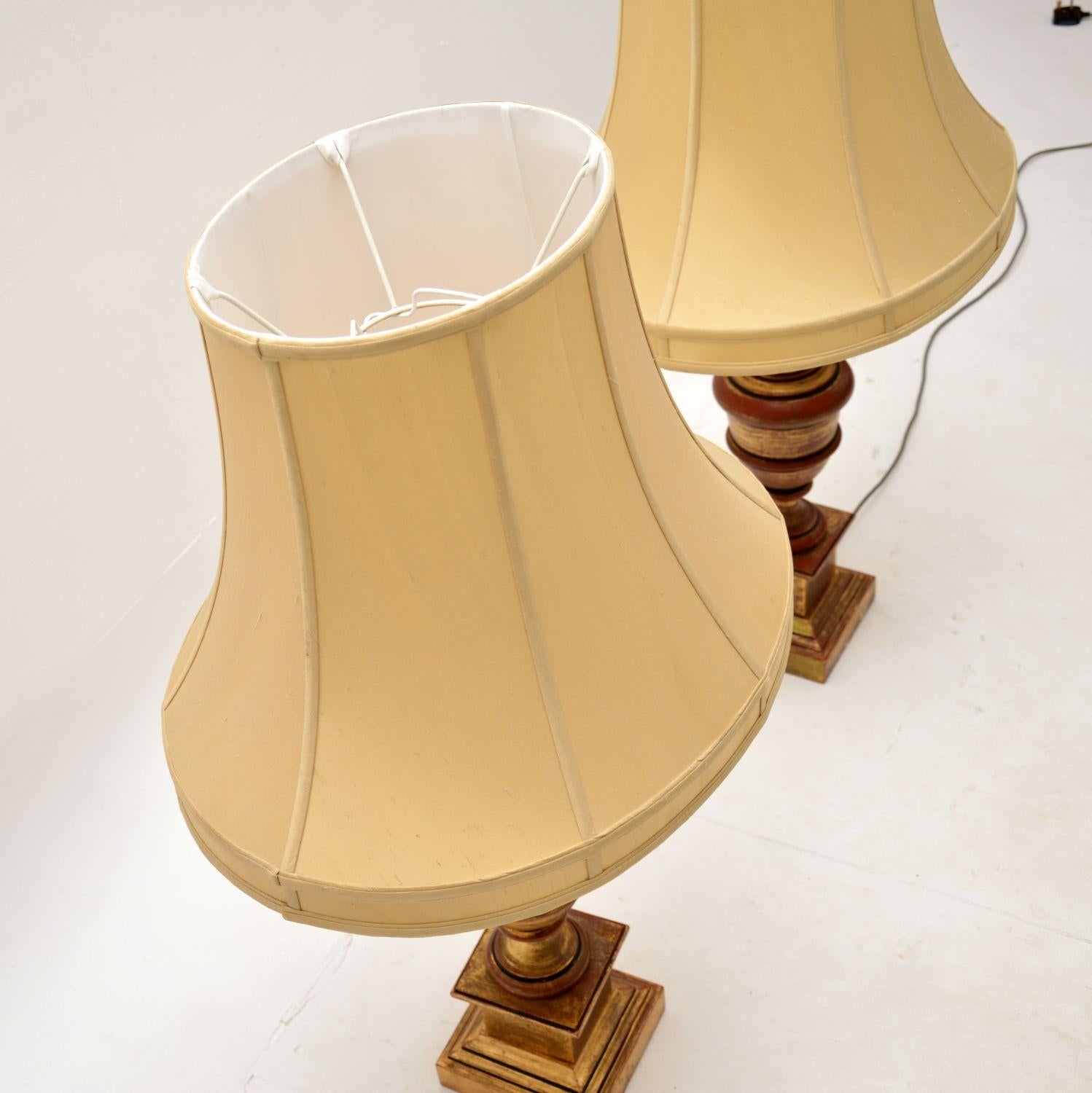 Paar antike vergoldete Wood Wood Tischlampen (Britisch) im Angebot