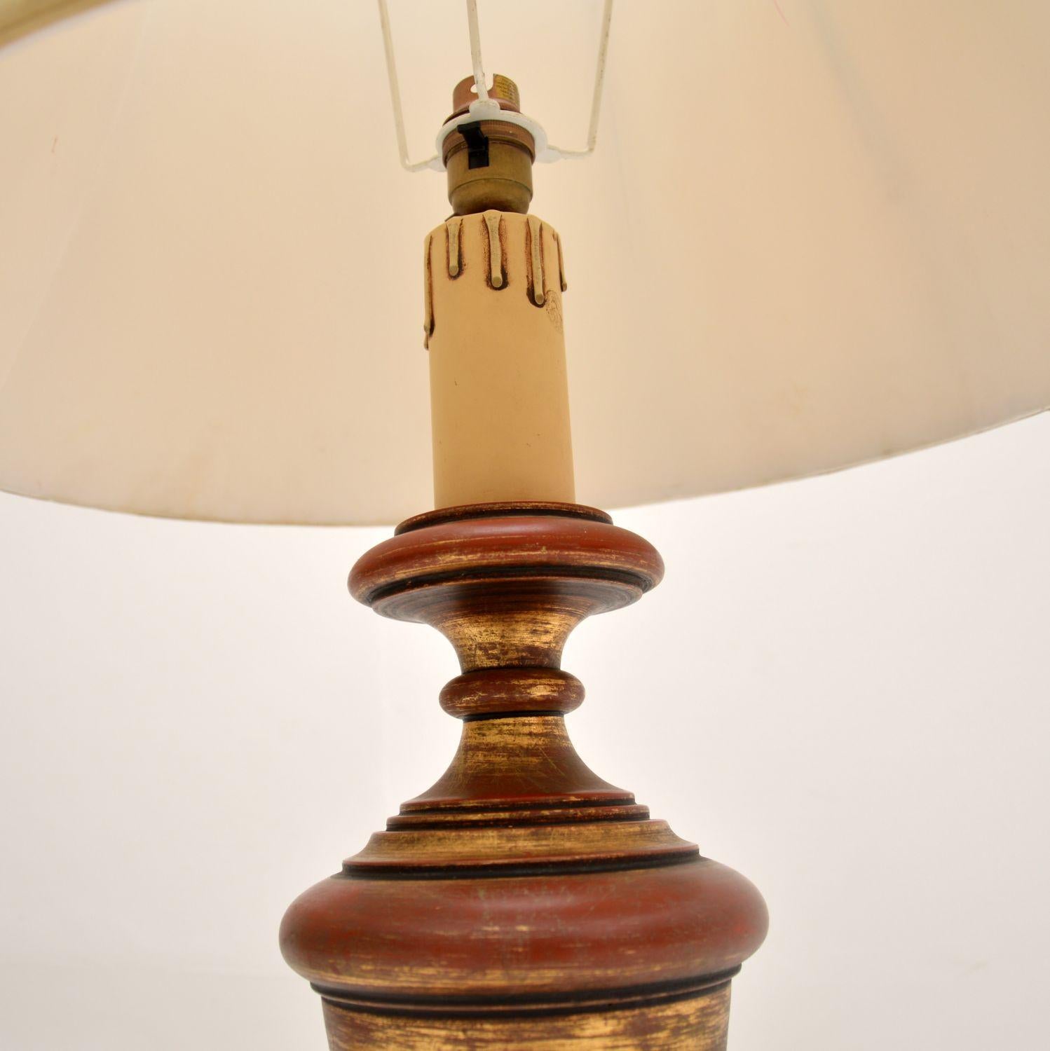 Paar antike vergoldete Wood Wood Tischlampen (Mitte des 20. Jahrhunderts) im Angebot