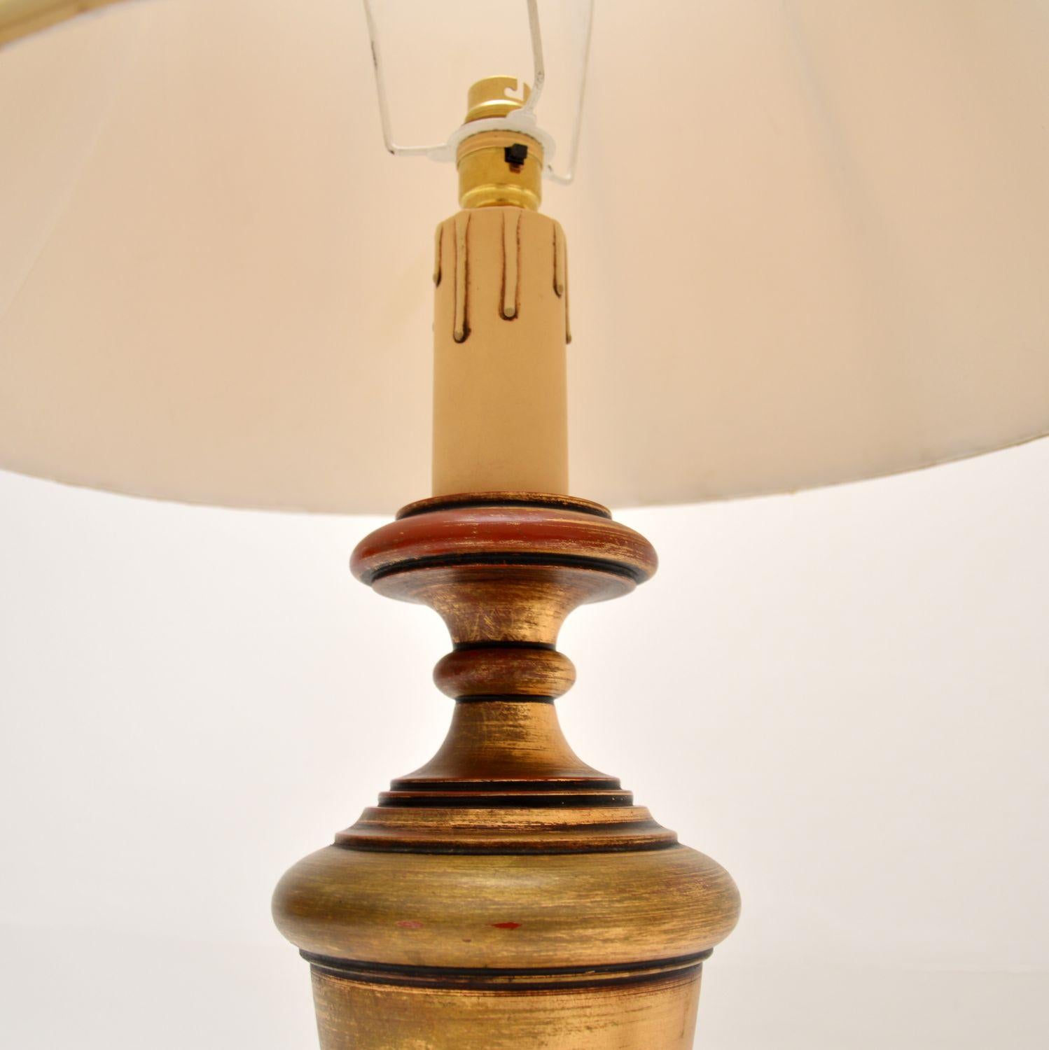 Bois doré Paire de lampes de table anciennes en bois doré en vente