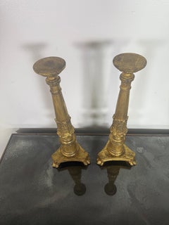 Pareja de Candeleros Antiguos de Madera Dorada con Patas, Estilo Neoclásico