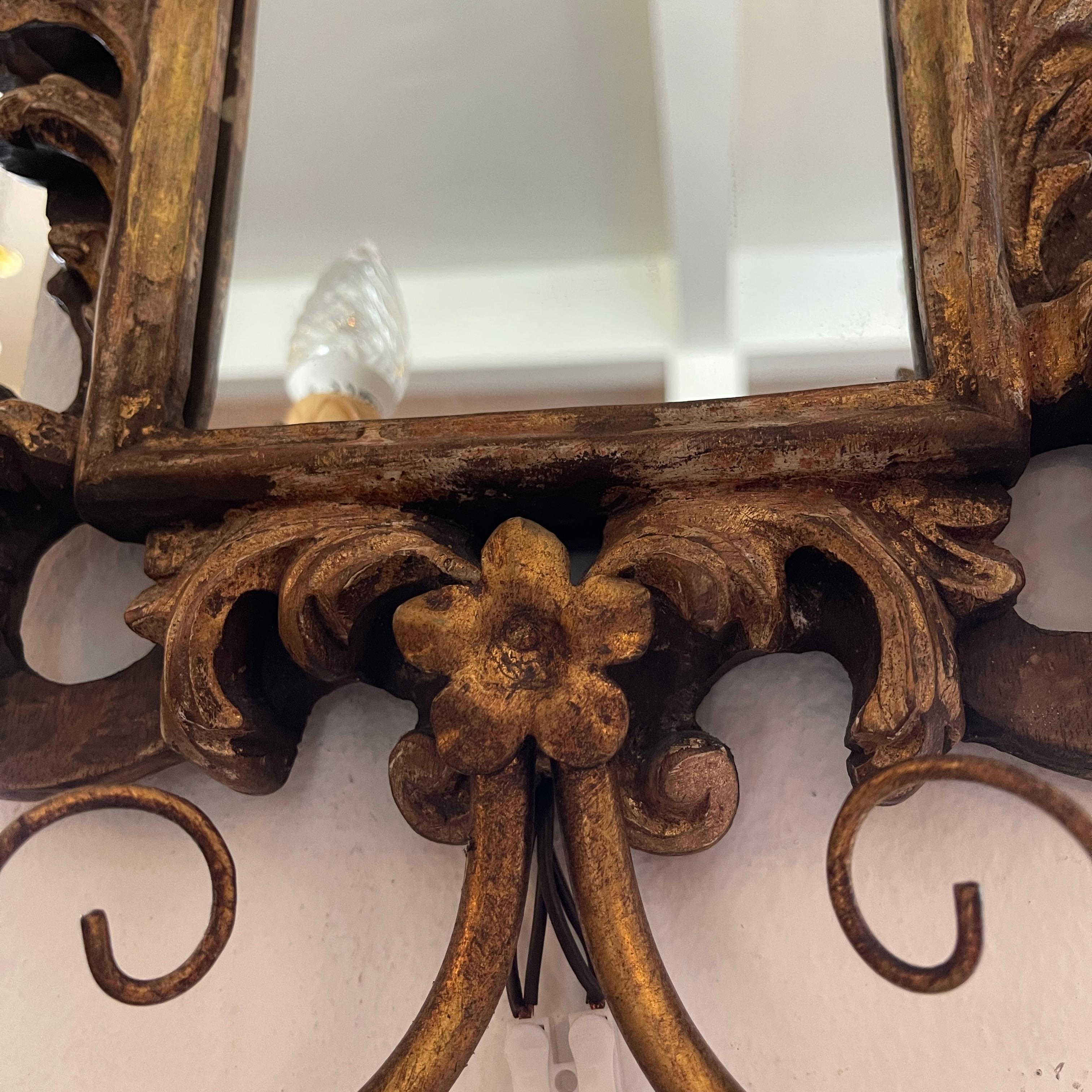 Paire d'appliques anciennes en bois doré avec miroir sculpté en vente 3