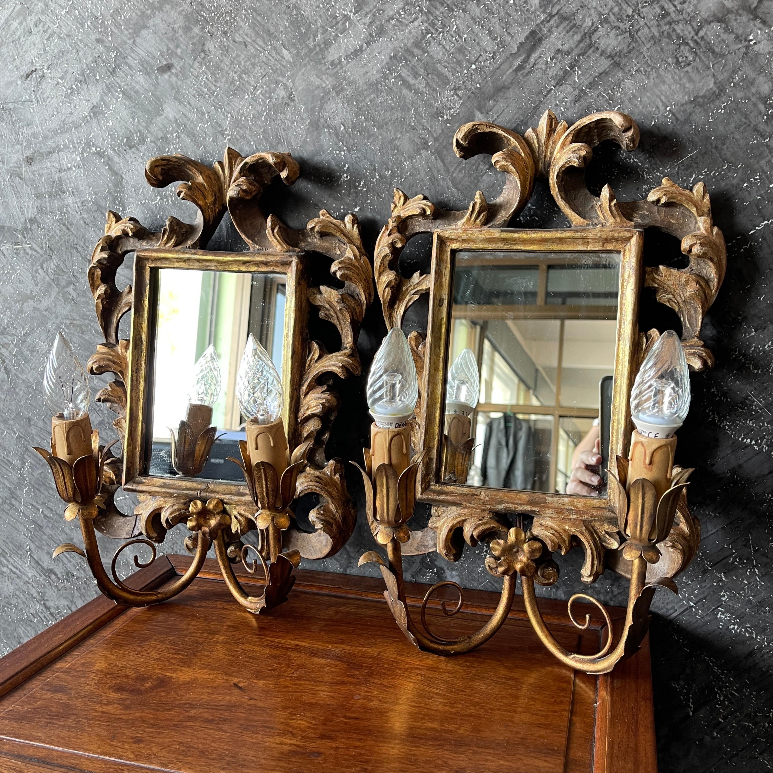 Européen Paire d'appliques anciennes en bois doré avec miroir sculpté en vente
