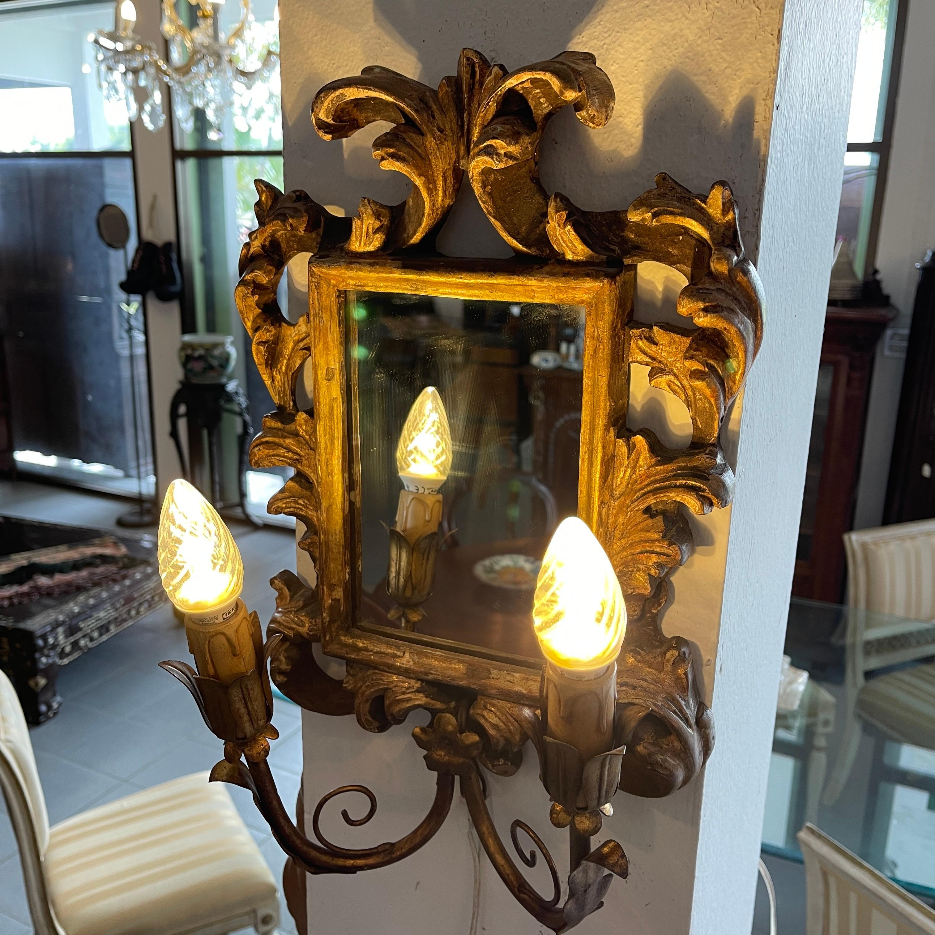 Paar antike geschnitzte Spiegel aus Giltwood Sconces (Vergoldet) im Angebot