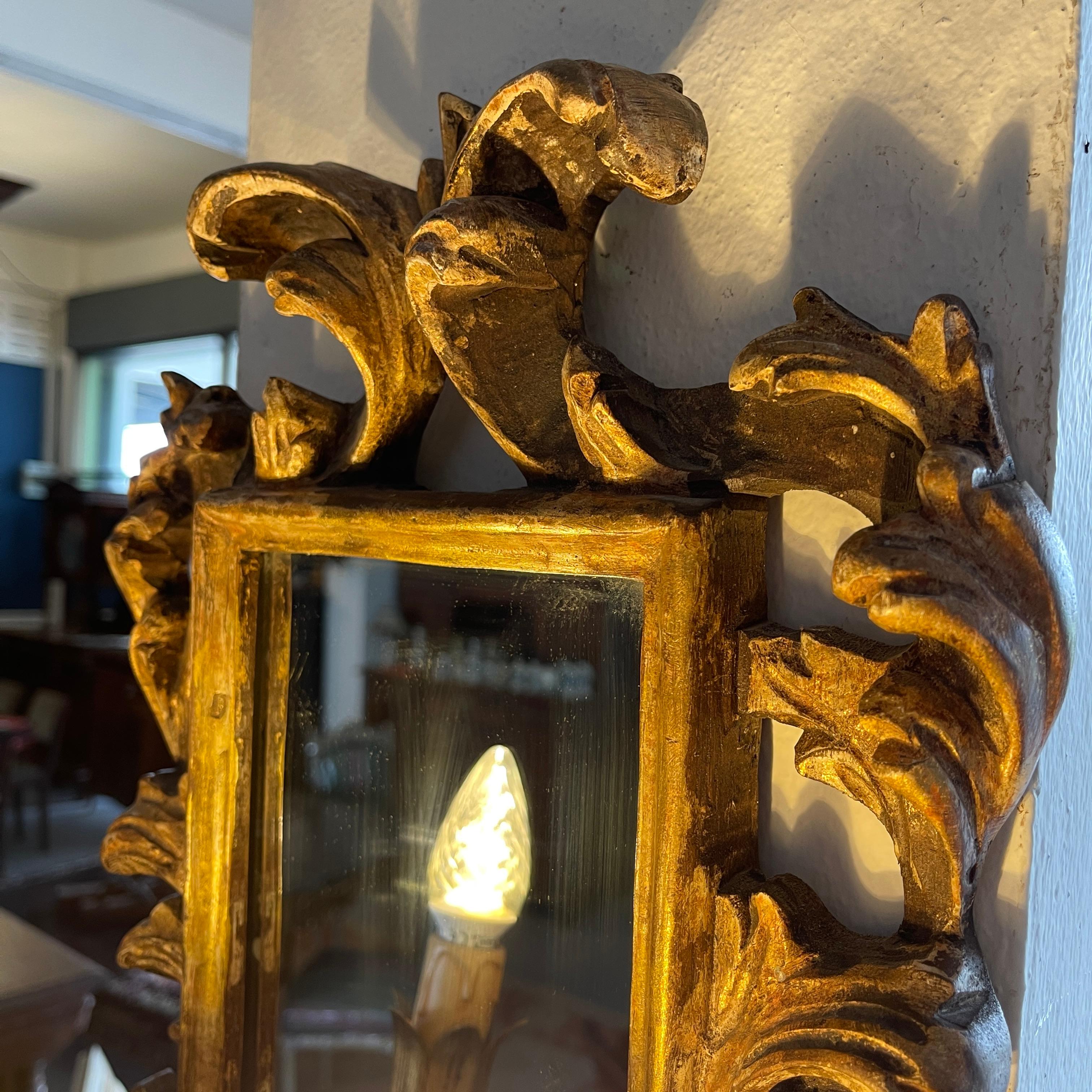 Paar antike geschnitzte Spiegel aus Giltwood Sconces im Zustand „Gut“ im Angebot in Chonburi, TH