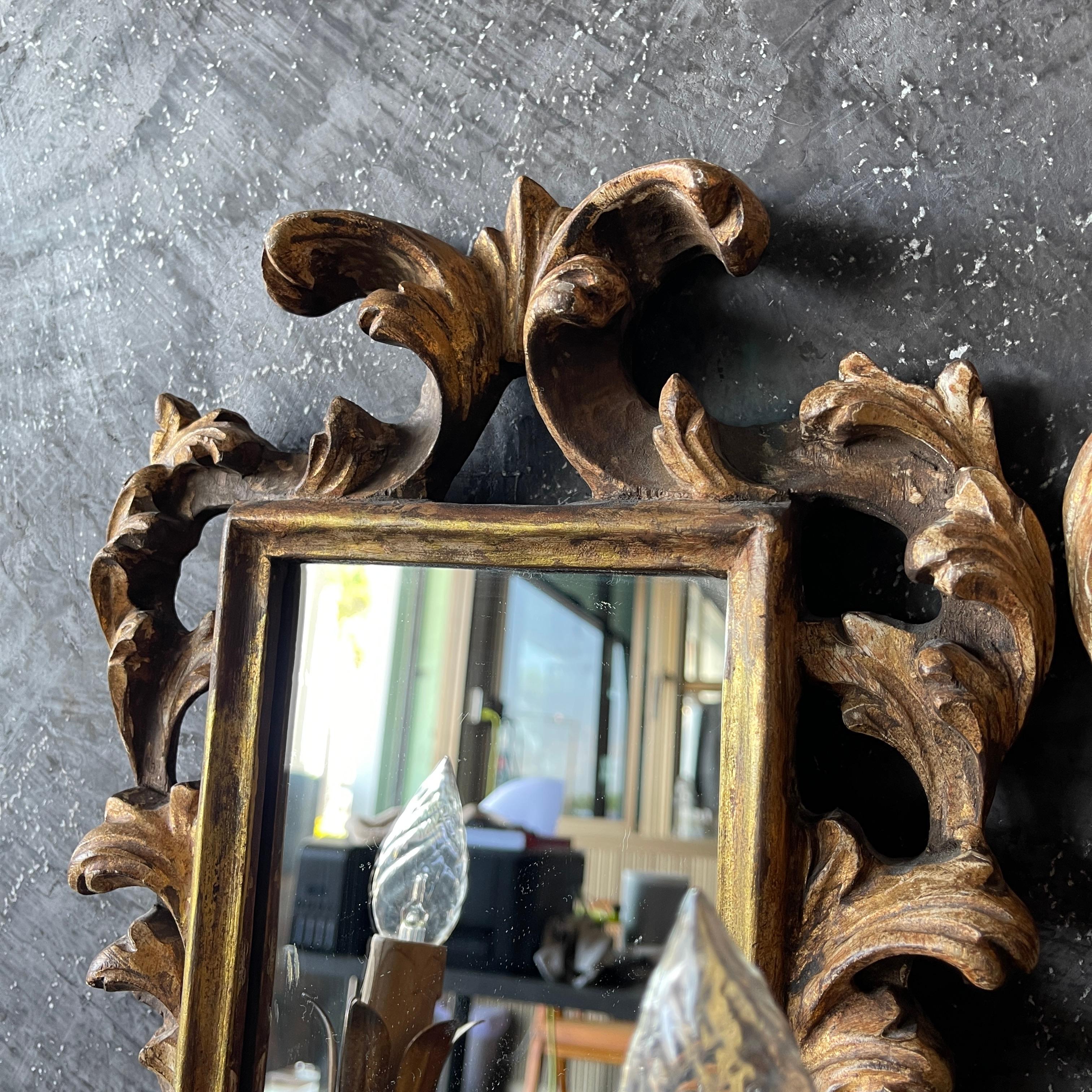 XIXe siècle Paire d'appliques anciennes en bois doré avec miroir sculpté en vente