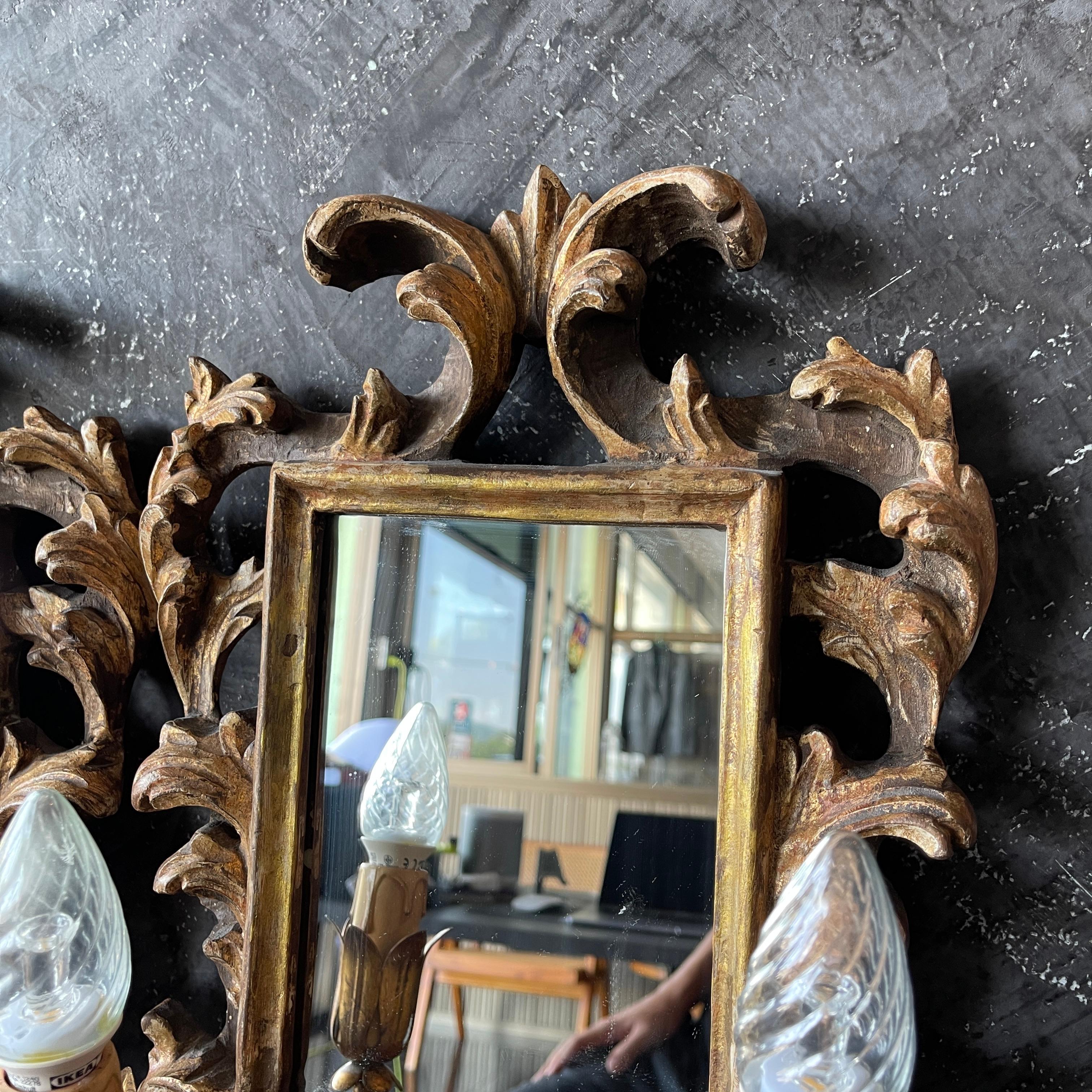 Paar antike geschnitzte Spiegel aus Giltwood Sconces (Vergoldetes Holz) im Angebot