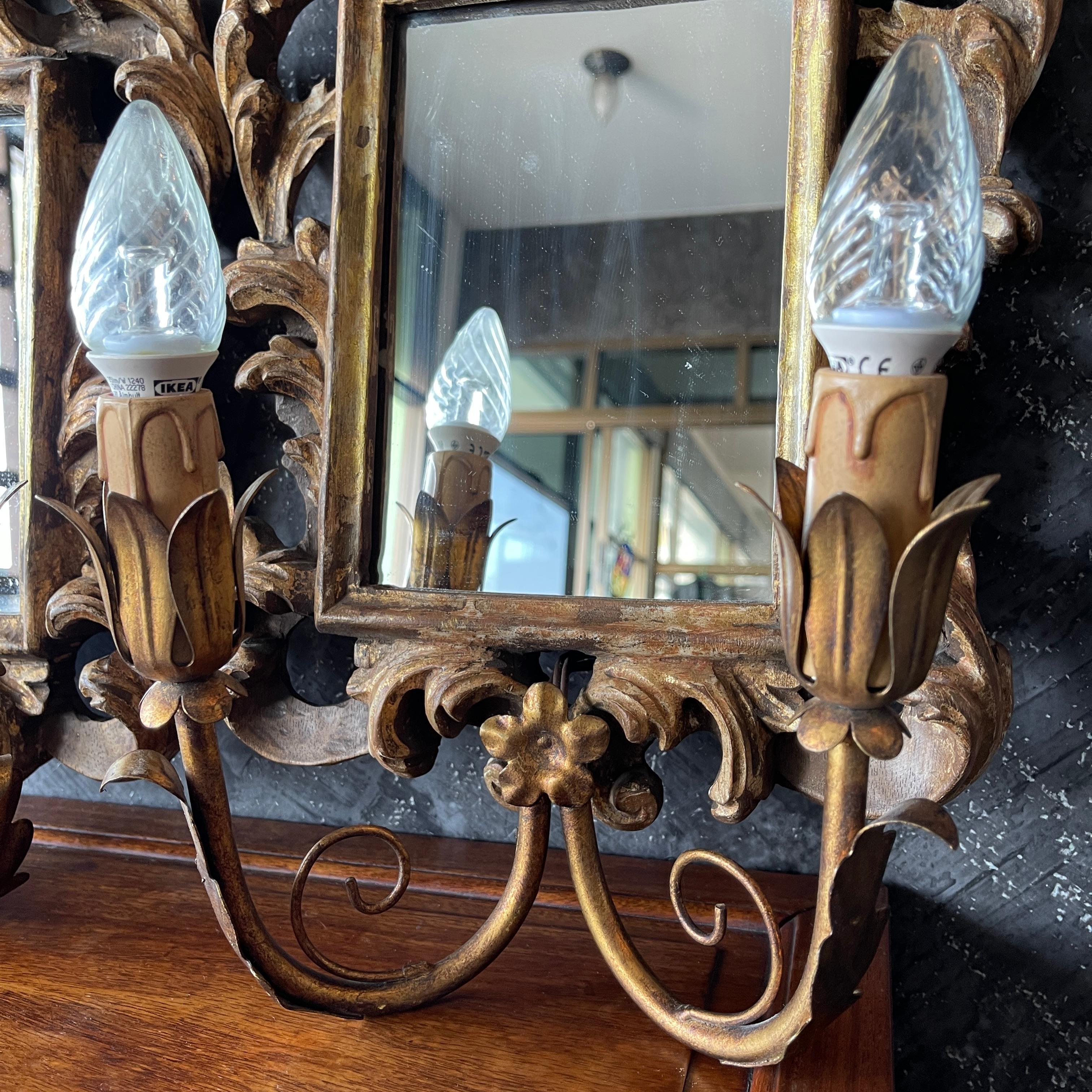 Paire d'appliques anciennes en bois doré avec miroir sculpté en vente 1
