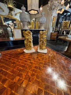 Coppia di antichi frammenti di legno dorato su basi di cristallo