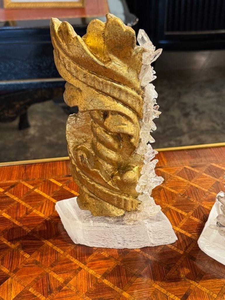 Paire de fragments de bois doré ancien sur socles en cristal Bon état - En vente à Dallas, TX