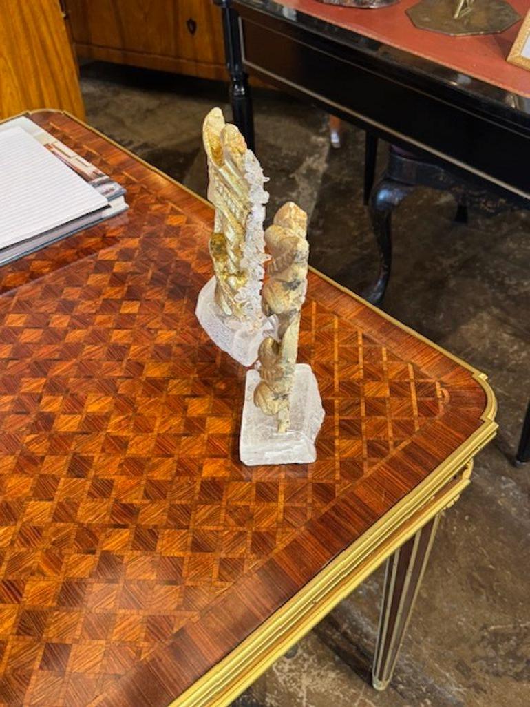 XIXe siècle Paire de fragments de bois doré ancien sur socles en cristal en vente