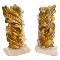 Coppia di antichi frammenti di legno dorato su basi di cristallo