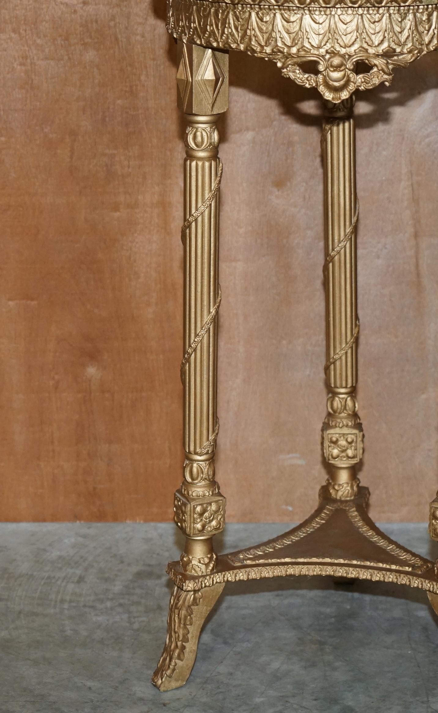 Marbre Paire de supports de jardinière anciens en bois doré surmontés de marbre pour plantes et bustes en marbre en vente