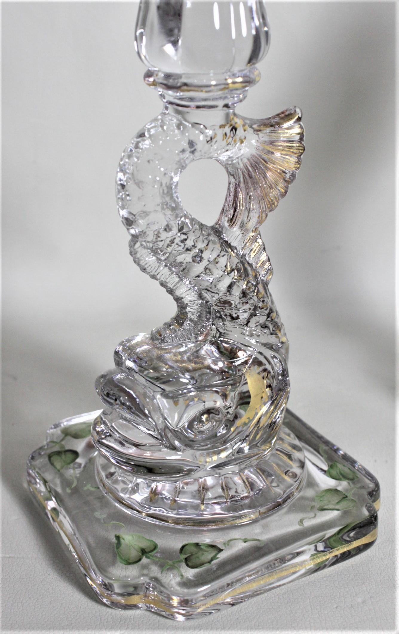 20ième siècle Paire de lustres ou bougeoirs anciens en verre figuratif avec dauphins et émaillage en vente