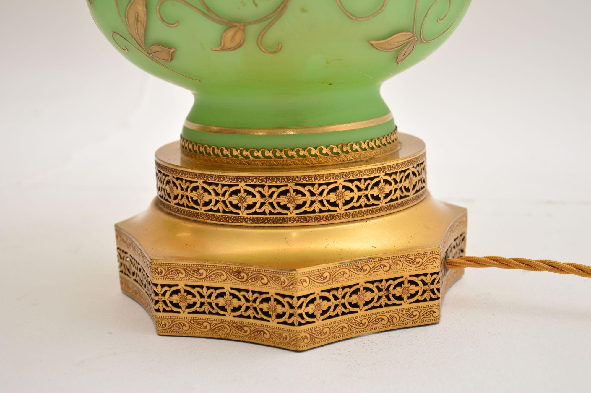 Paar antike Tischlampen aus Glas und vergoldetem Metall im Angebot 2