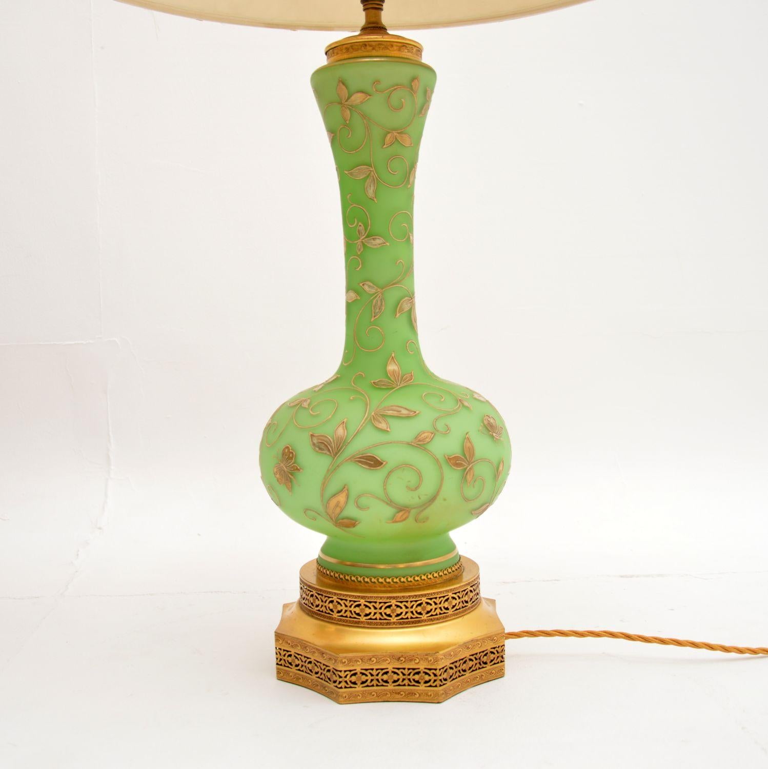 Victorien tardif Paire de lampes de table anciennes en verre et métal doré en vente