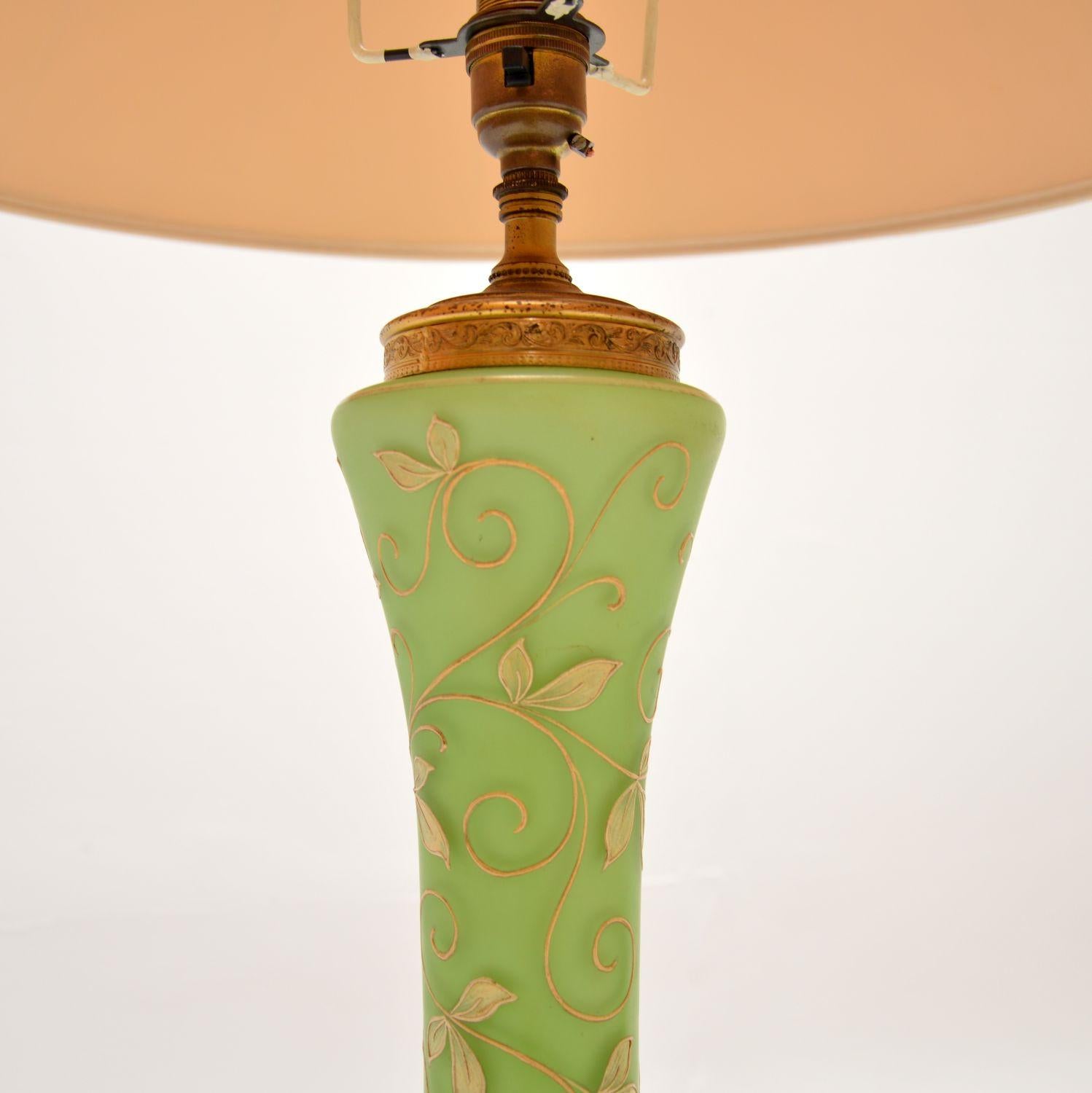 Britannique Paire de lampes de table anciennes en verre et métal doré en vente