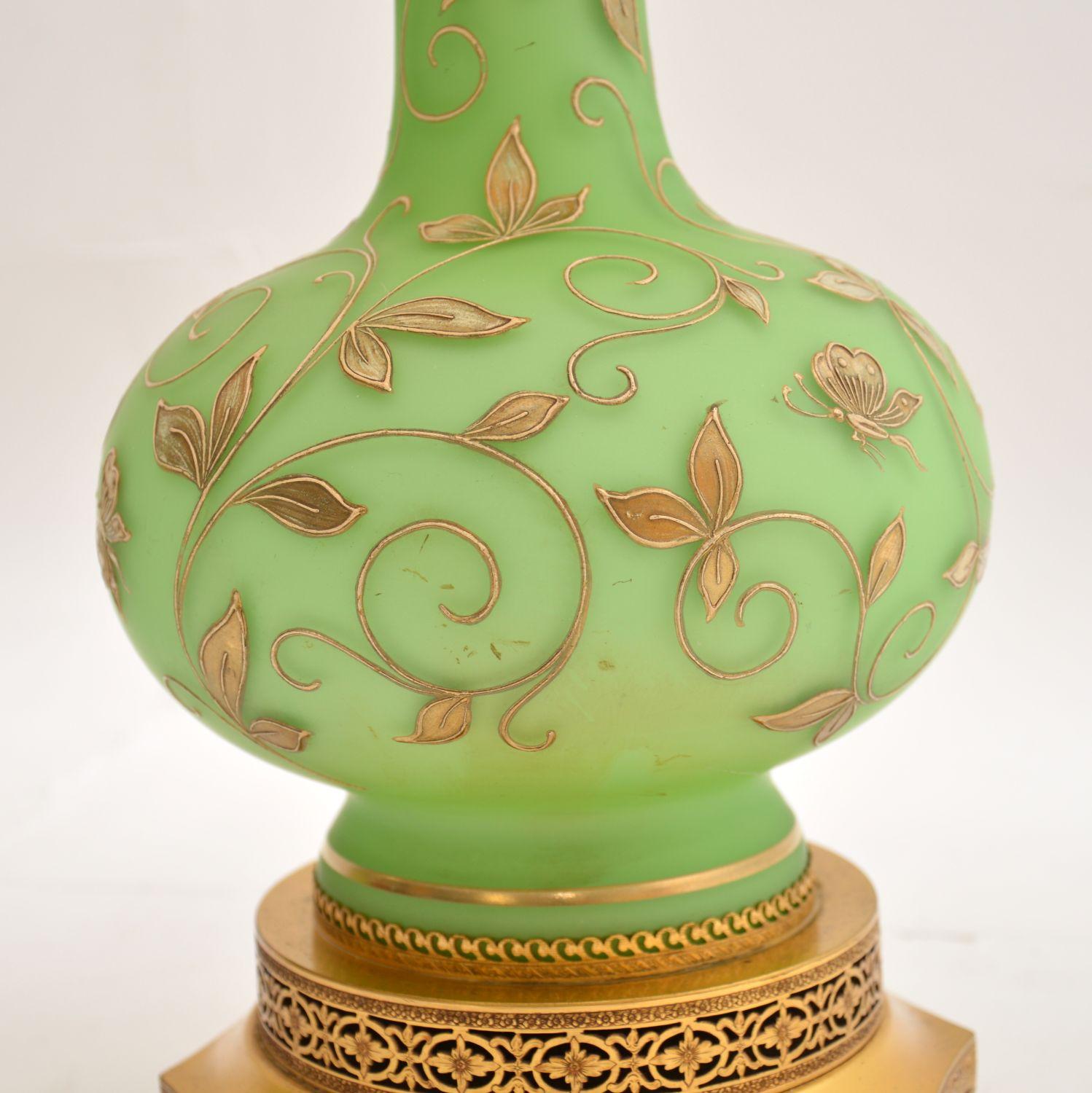 Fin du XIXe siècle Paire de lampes de table anciennes en verre et métal doré en vente