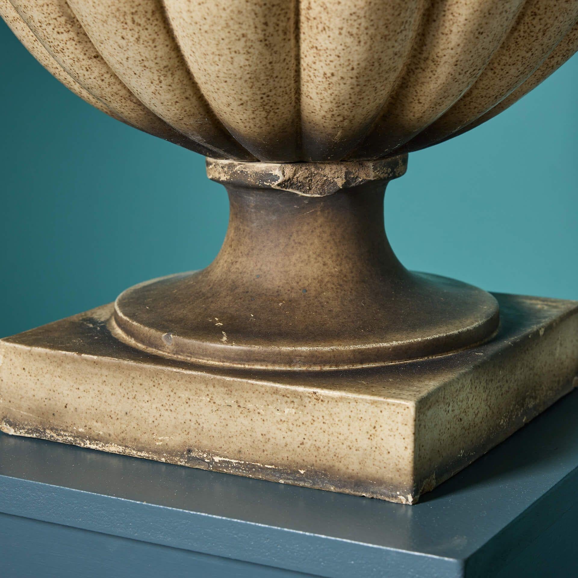 Ceramica Coppia di antiche urne da giardino in gres smaltato in vendita