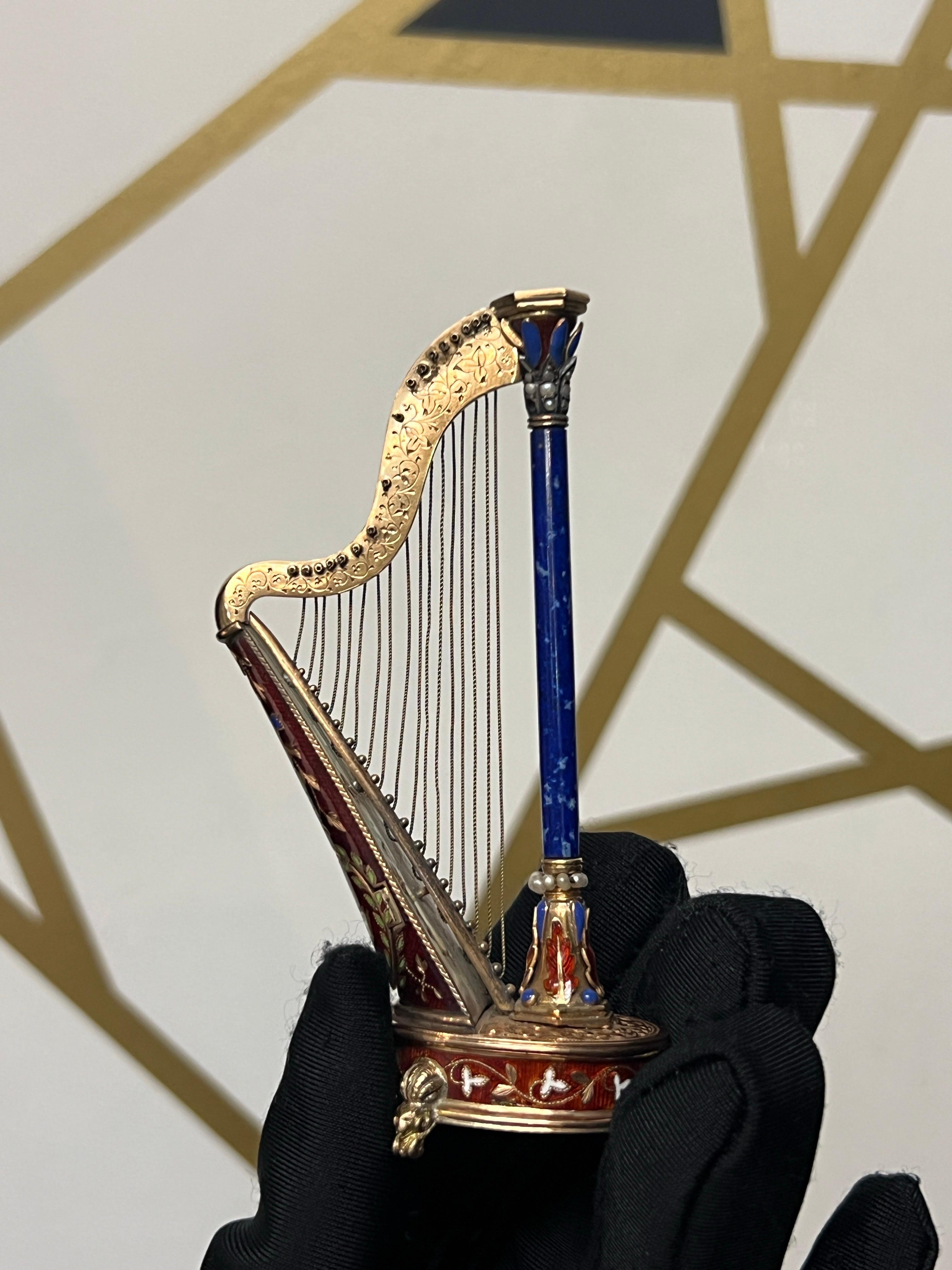 Pair of Antique Gold and Enamel Musical Harps In Excellent Condition For Sale In New York, NY