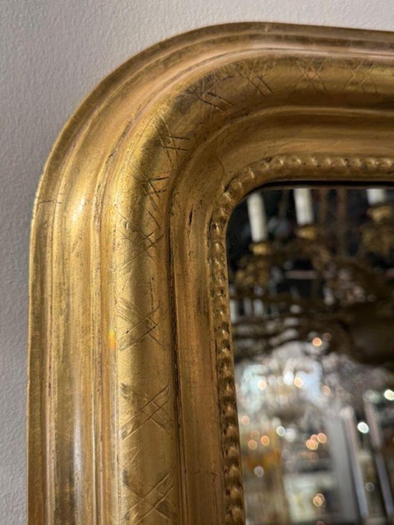 Le produit est une paire de miroirs Louis Philippe en or ancien avec un motif géométrique.  Design/One. Ces miroirs sont stylés et élégants, ajoutant une touche de sophistication à tout décor intérieur. Parfaits pour ajouter une touche de charme