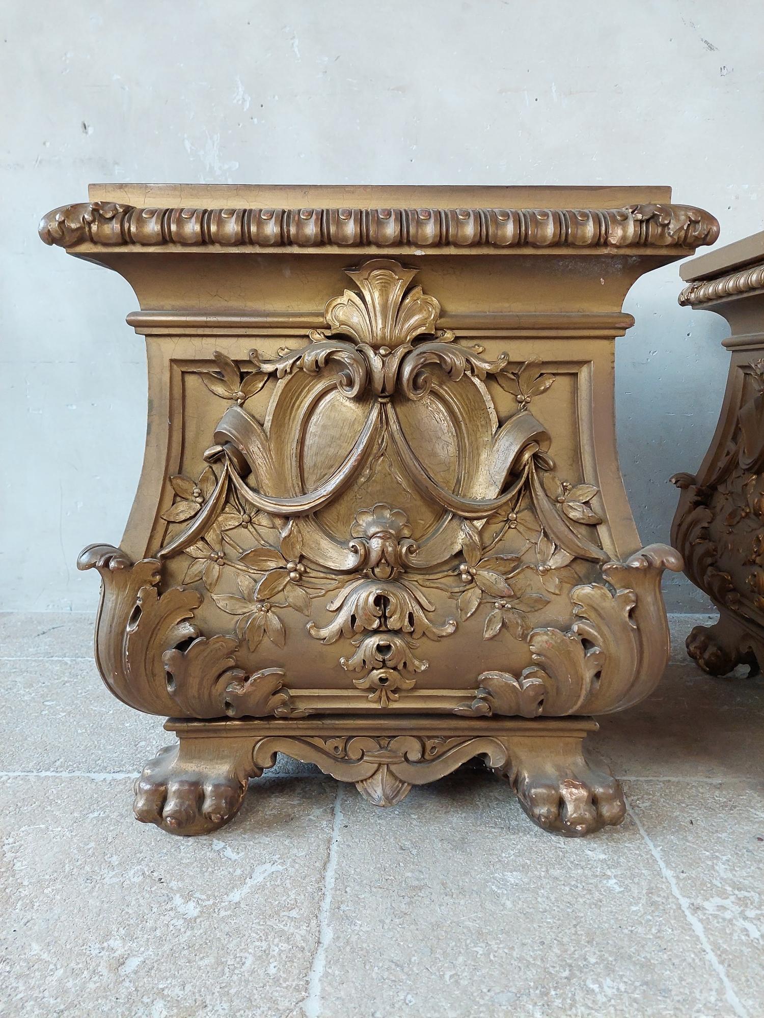 Pair of Antique Gold Patinated Wooden Pedestals In Good Condition For Sale In Baambrugge, NL