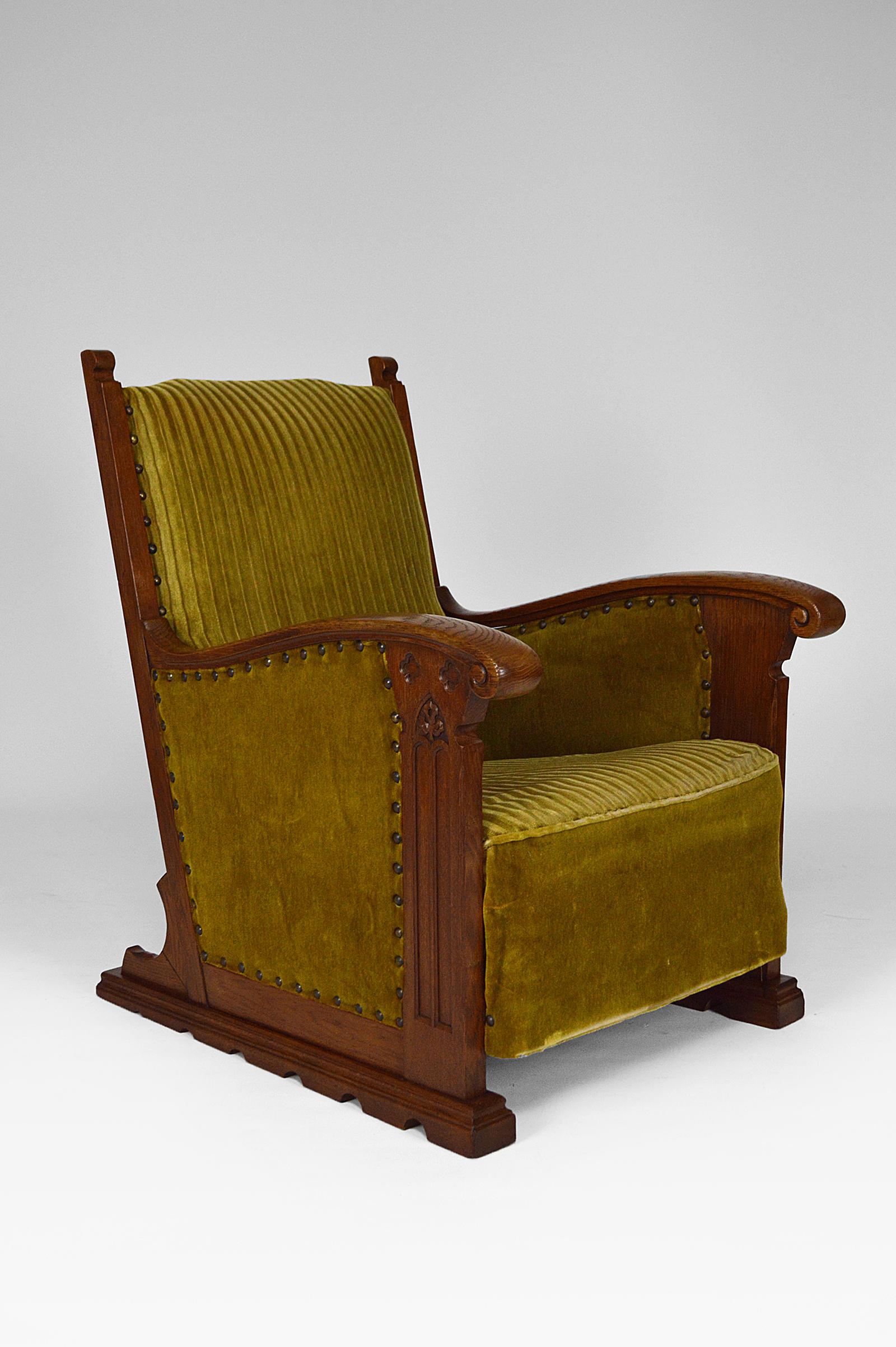 Pair of Antique Gothic Arts & Crafts Club Lounge Armchairs in Carved Oak, 1900s For Sale 4