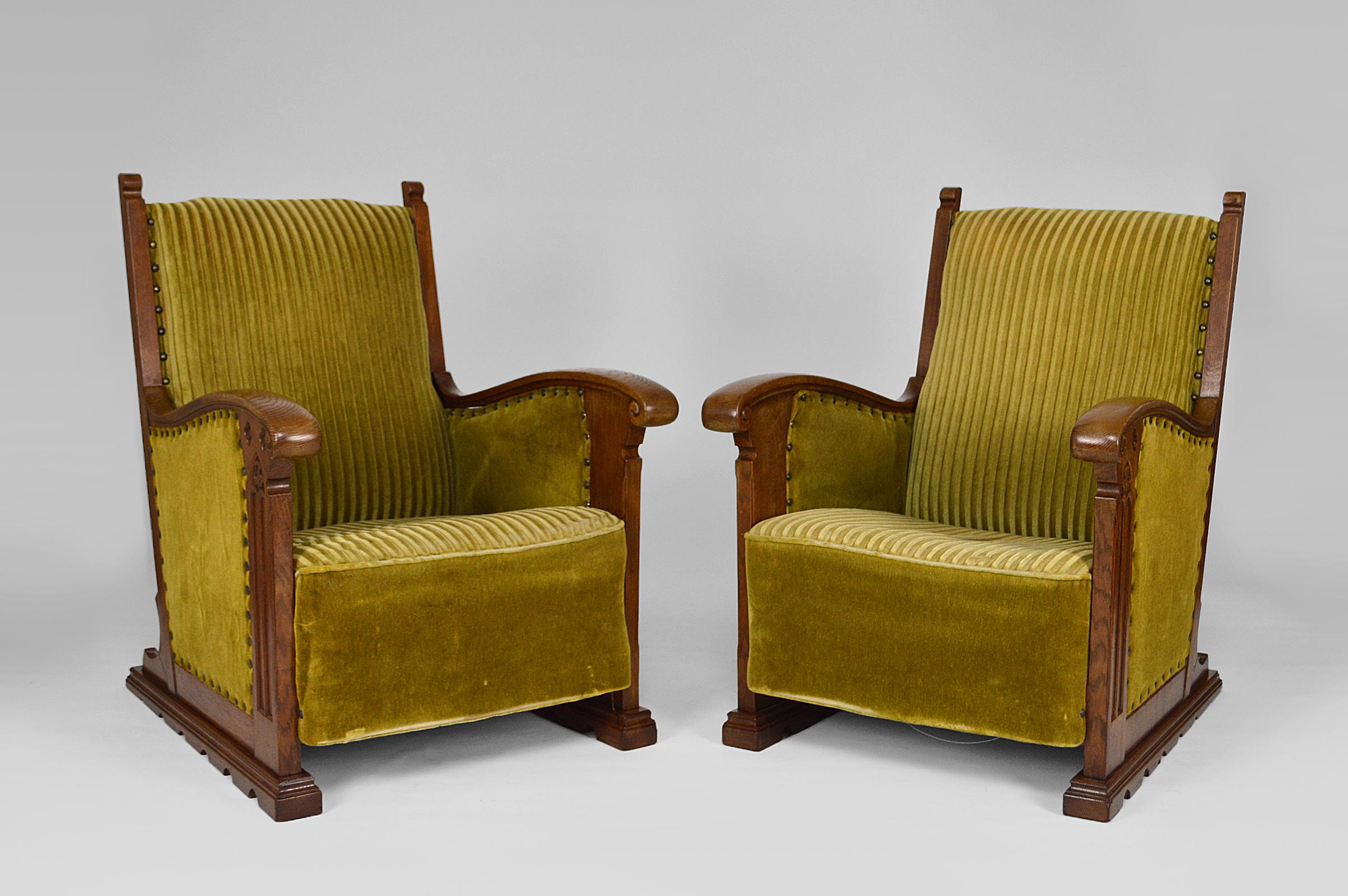 European Pair of Antique Gothic Arts & Crafts Club Lounge Armchairs in Carved Oak, 1900s For Sale