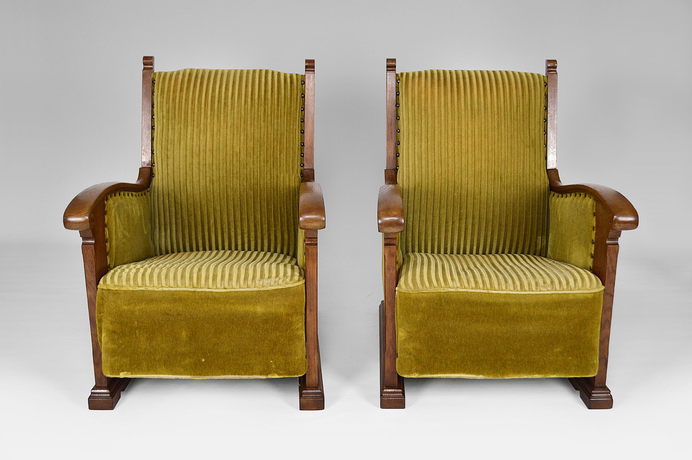 Pair of Antique Gothic Arts & Crafts Club Lounge Armchairs in Carved Oak, 1900s In Good Condition For Sale In L'Etang, FR