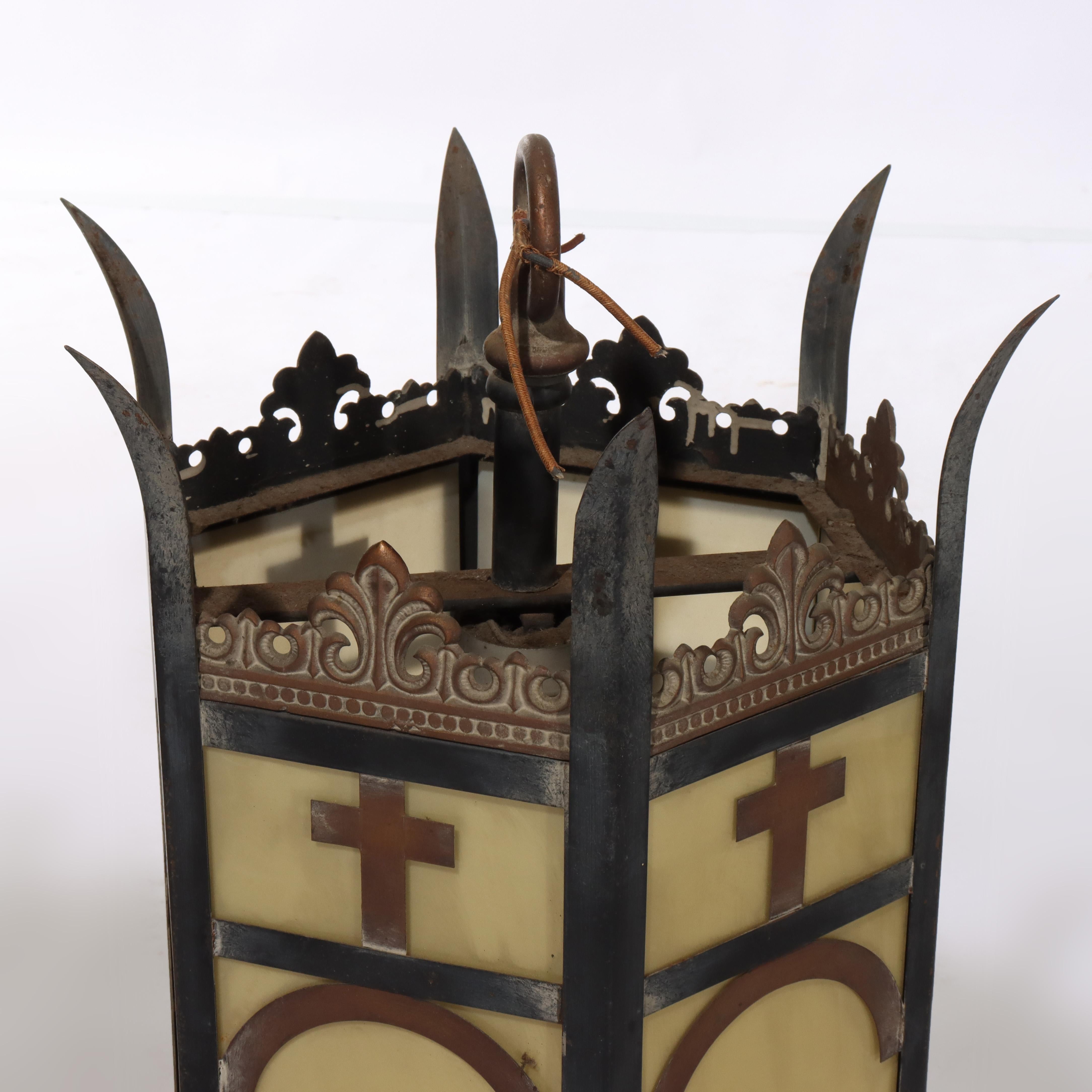 Paire de lampes d'église gothiques en bronze, laiton et verre, non signées, datant de 1920
Mesures - 29,75 