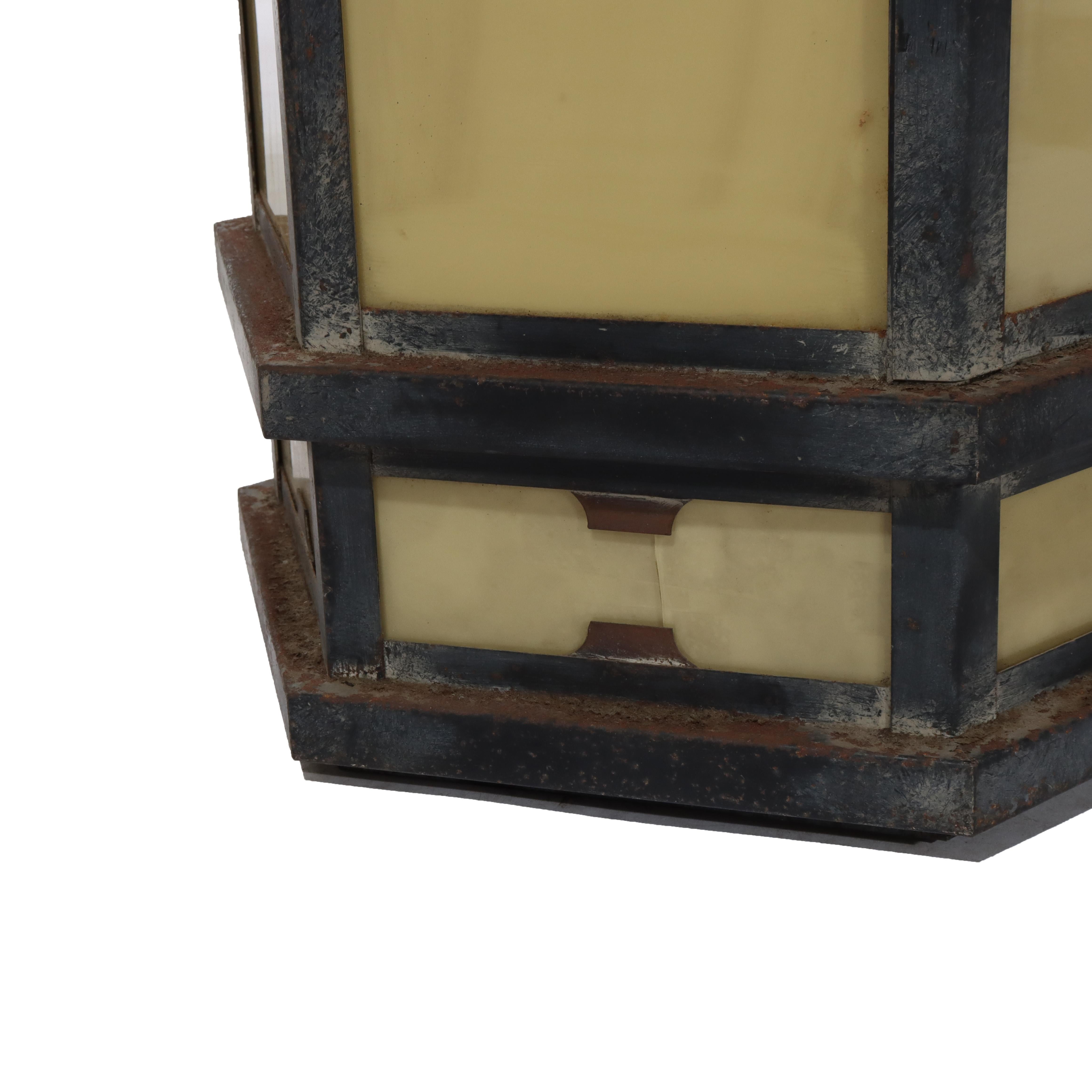 Gothique Paire de lampes d'église gothiques en bronze, laiton et verre, datant de 1920 en vente