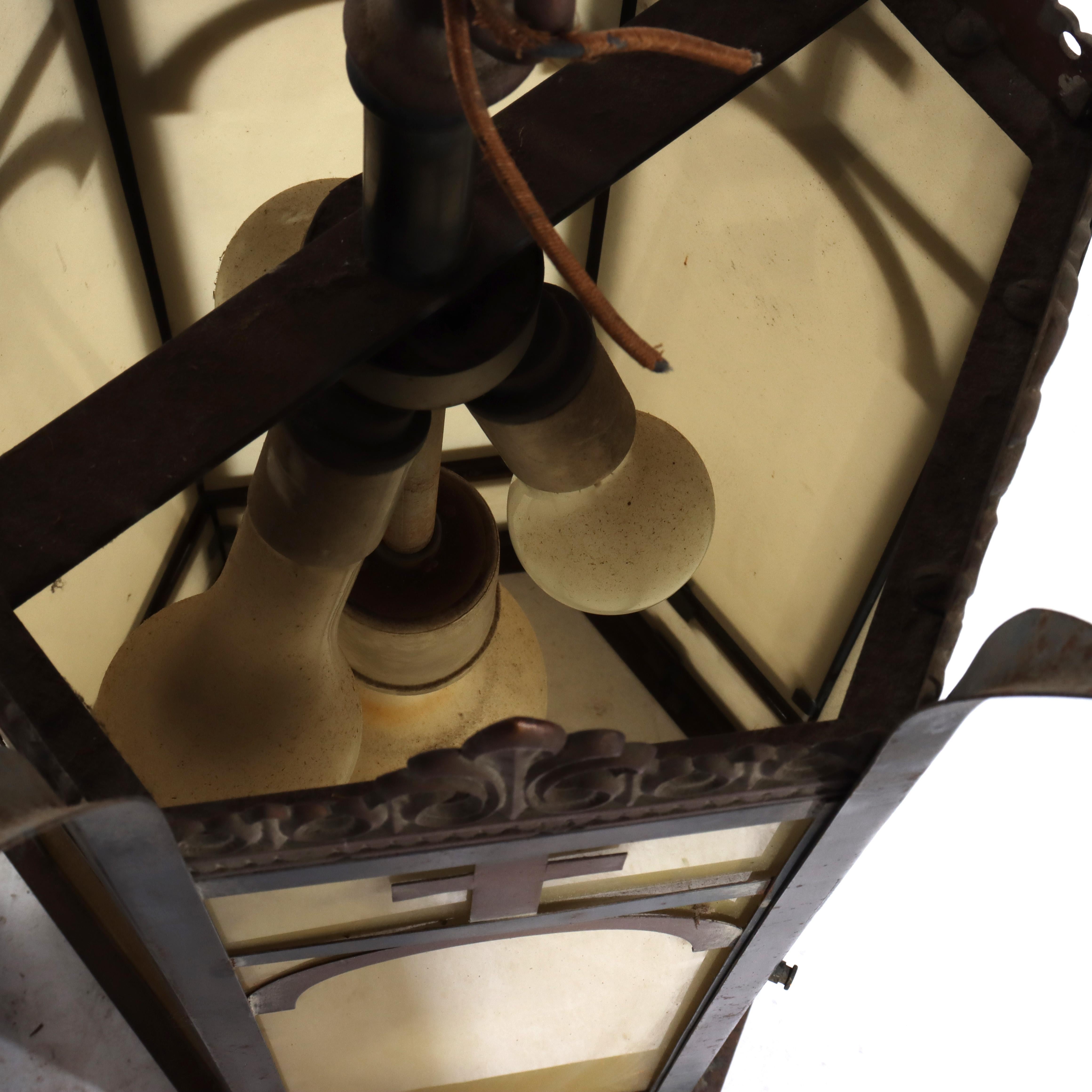 Paire de lampes d'église gothiques en bronze, laiton et verre, datant de 1920 Bon état - En vente à Big Flats, NY