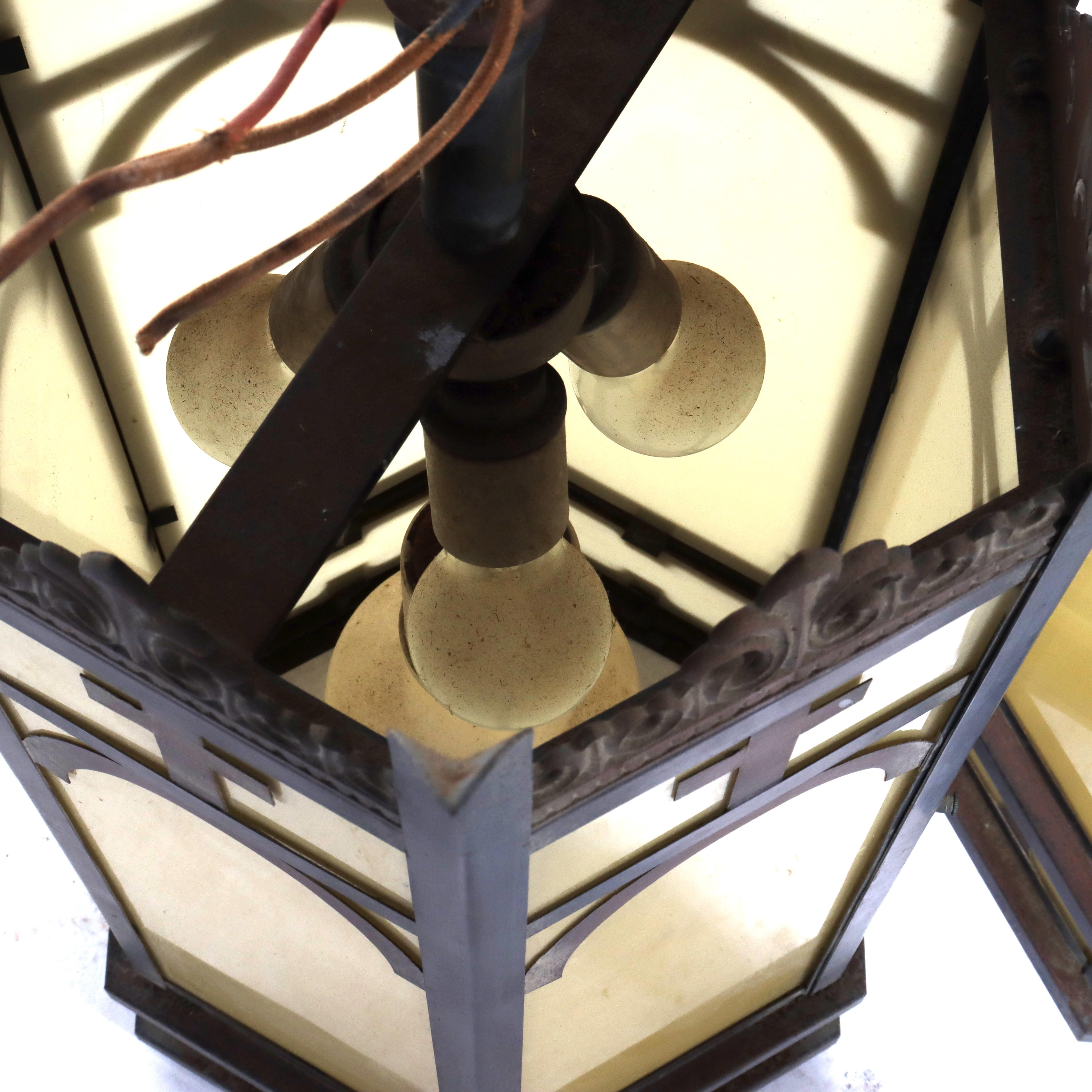 20ième siècle Paire de lampes d'église gothiques en bronze, laiton et verre, datant de 1920 en vente