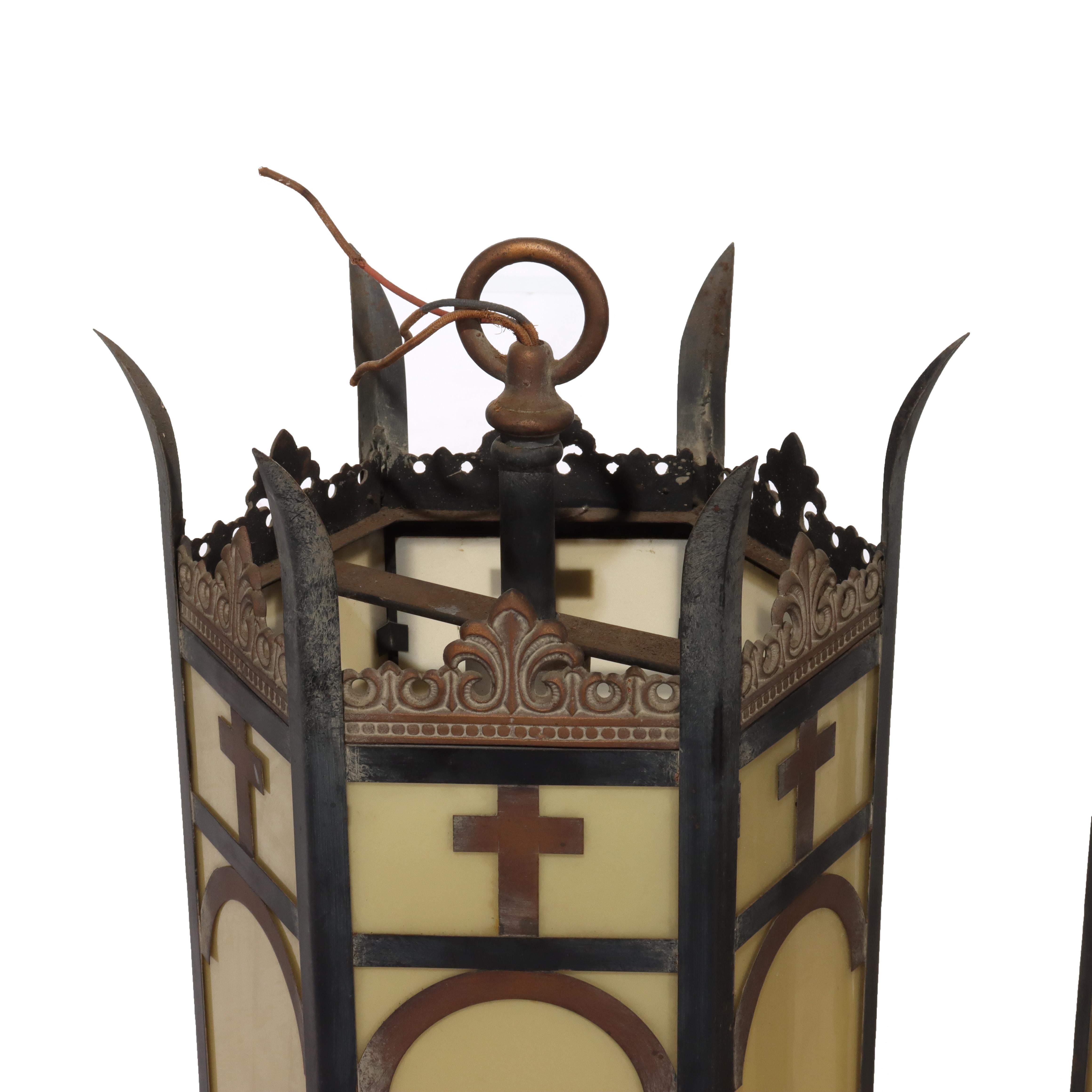 Laiton Paire de lampes d'église gothiques en bronze, laiton et verre, datant de 1920 en vente