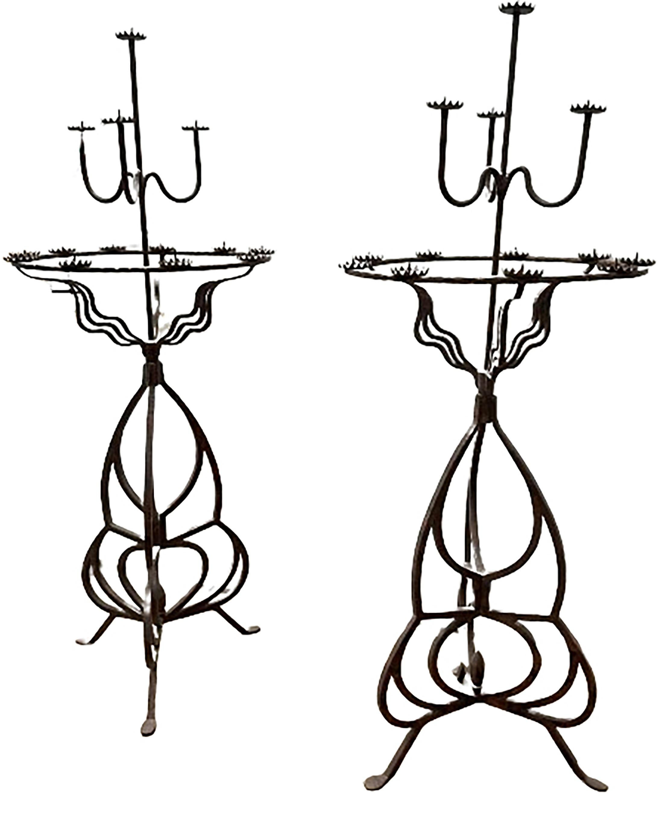 Paar antike Kandelaber im gotischen Stil The Pedestal Fackeln (Gotisch) im Angebot