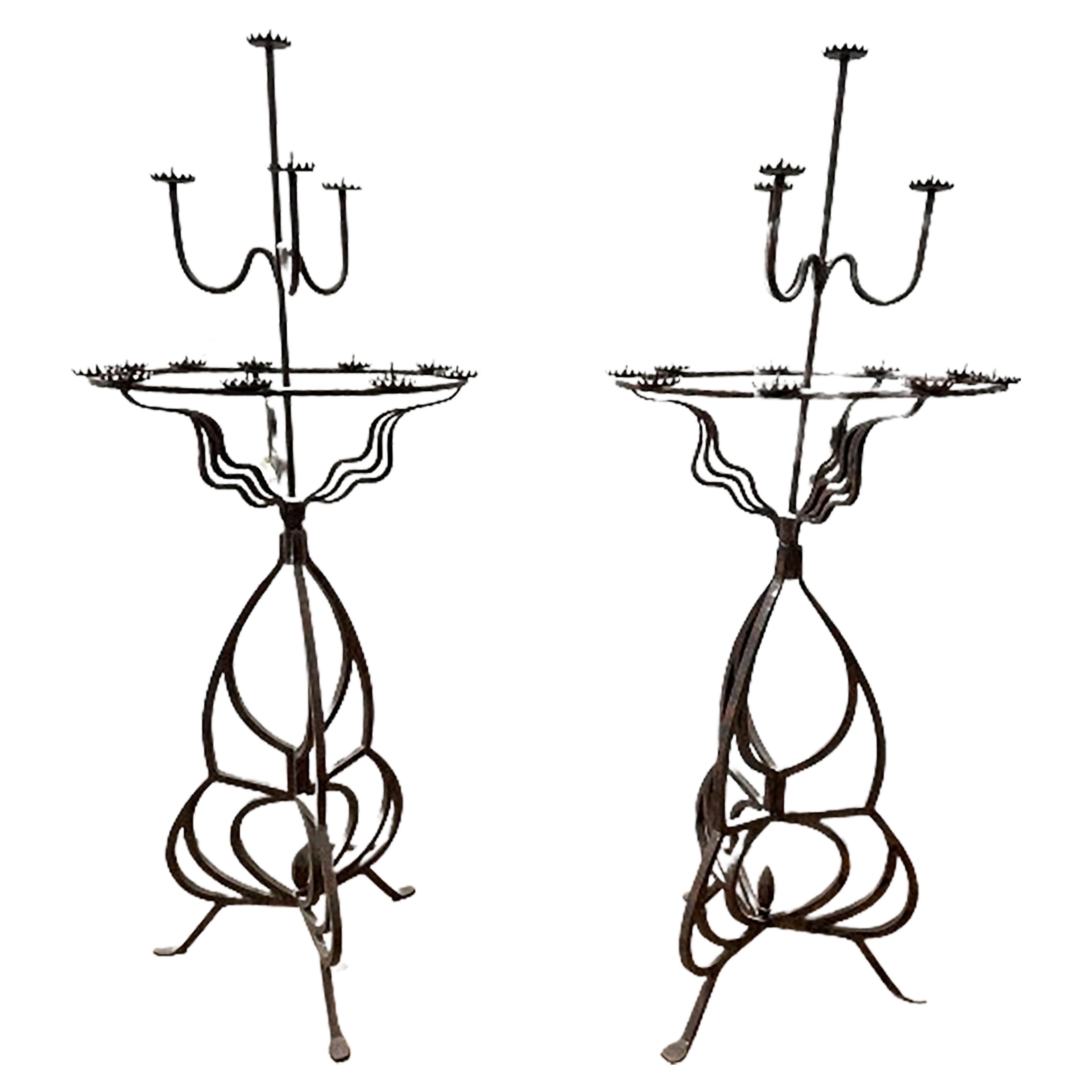 Coppia di candelabri a piedistallo in stile gotico antico